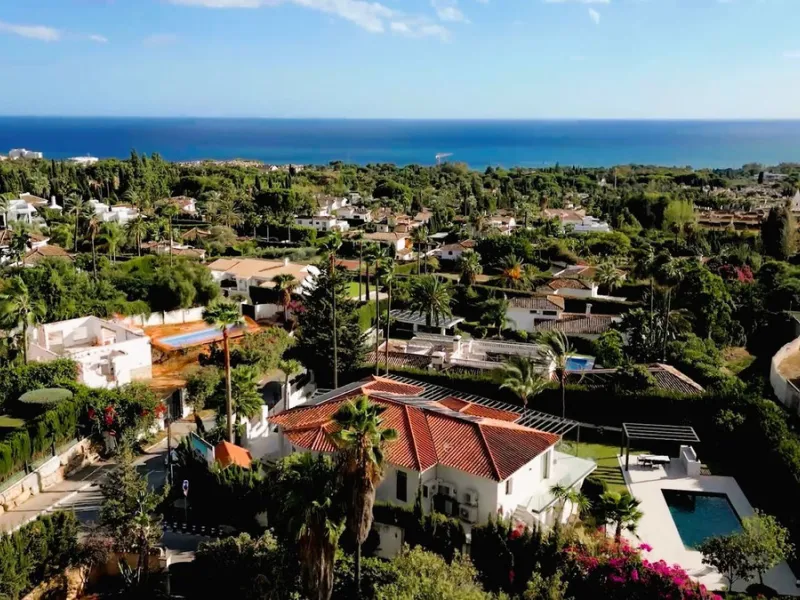House - Detached Villa в продаже в Marbella, Málaga. В доме 5 спален и 6 ванных комнат. Площадь дома 405 м². Площадь участка 1500 м²