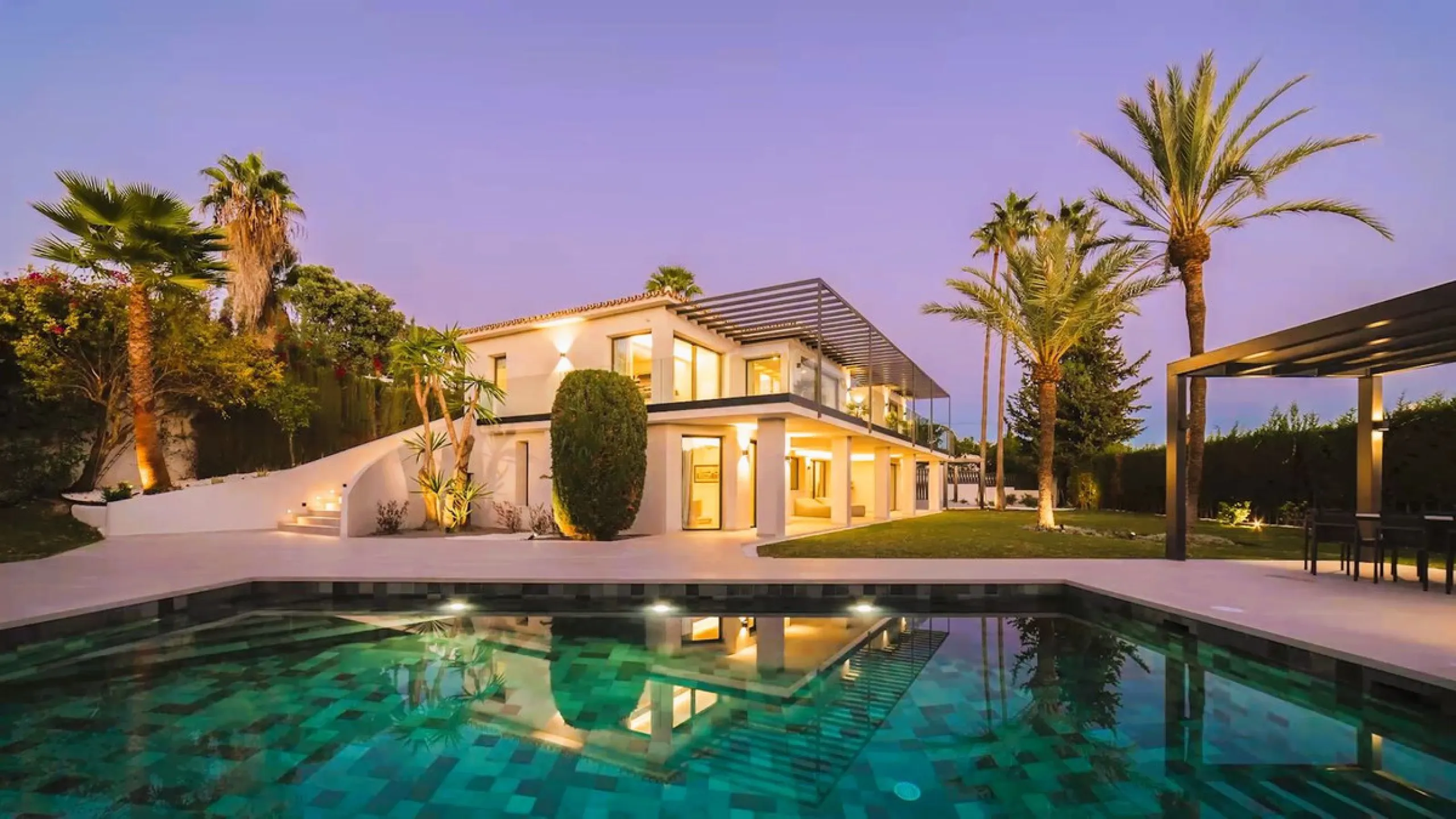 House - Detached Villa в продаже в Marbella, Málaga. В доме 5 спален и 6 ванных комнат. Площадь дома 405 м². Площадь участка 1500 м²