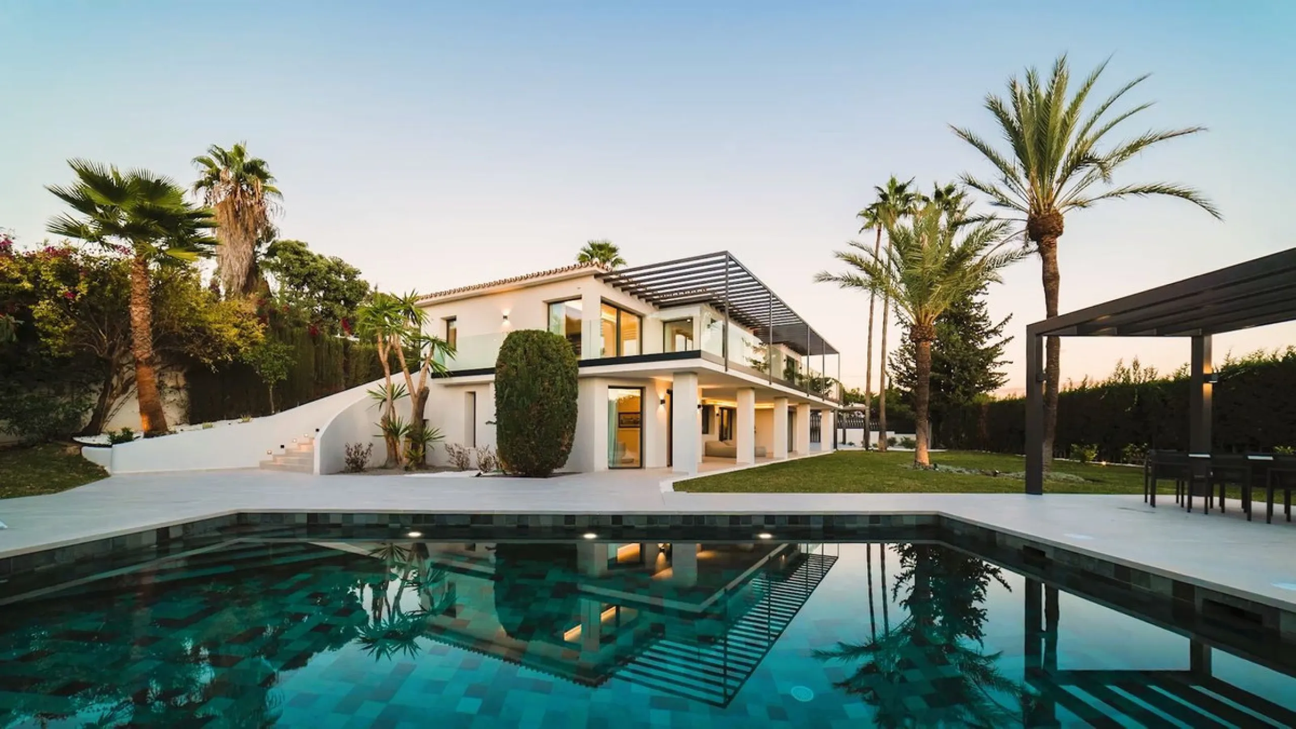 House - Detached Villa в продаже в Marbella, Málaga. В доме 5 спален и 6 ванных комнат. Площадь дома 405 м². Площадь участка 1500 м²