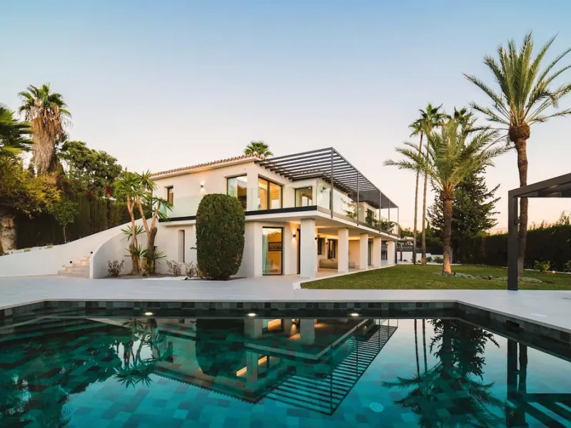 House - Detached Villa в продаже в Marbella, Málaga. В доме 5 спален и 6 ванных комнат. Площадь дома 405 м². Площадь участка 1500 м²