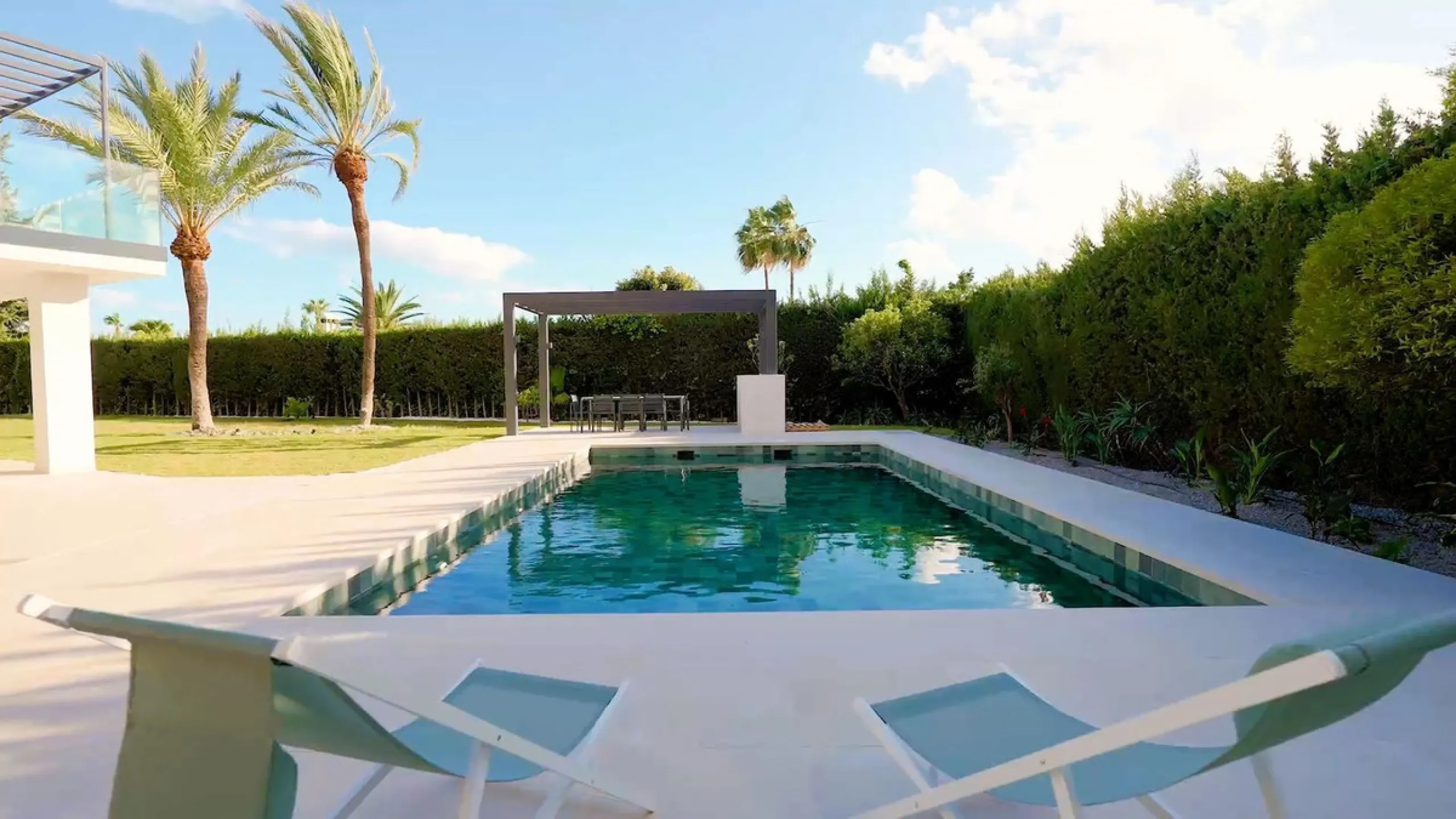 House - Detached Villa в продаже в Marbella, Málaga. В доме 5 спален и 6 ванных комнат. Площадь дома 405 м². Площадь участка 1500 м²