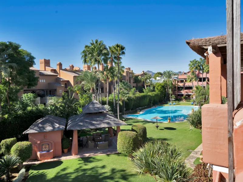 Situated beside the prestigious Guadalmina Baja, this impressive triplex penthouse is a true jewel of the Costa del Sol — perfectly blending the sophistication of Andalusian architecture, Moorish influences, and a touch of contemporary romanticism.