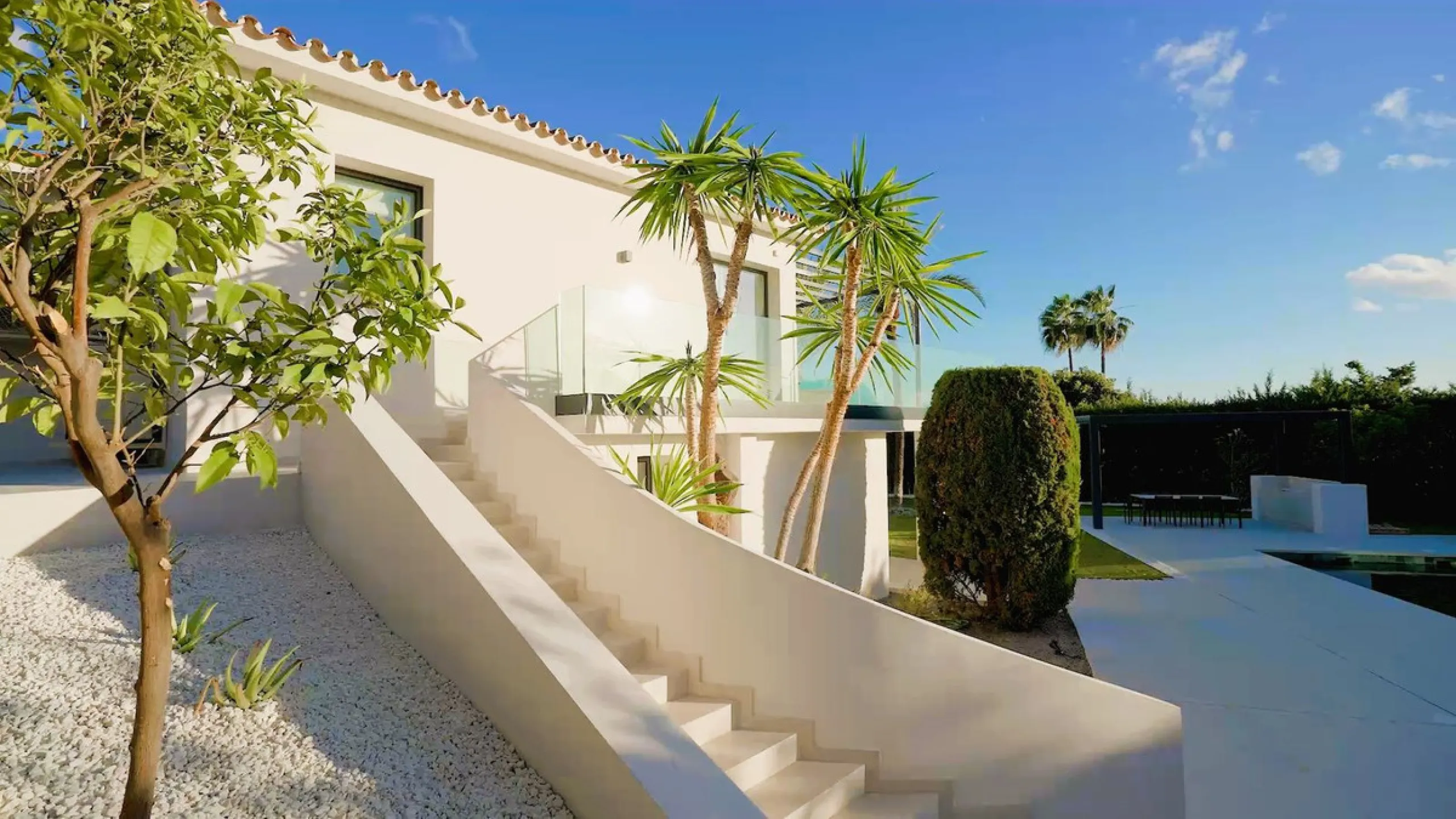 House - Detached Villa в продаже в Marbella, Málaga. В доме 5 спален и 6 ванных комнат. Площадь дома 405 м². Площадь участка 1500 м²