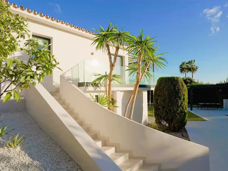 House - Detached Villa в продаже в Marbella, Málaga. В доме 5 спален и 6 ванных комнат. Площадь дома 405 м². Площадь участка 1500 м²