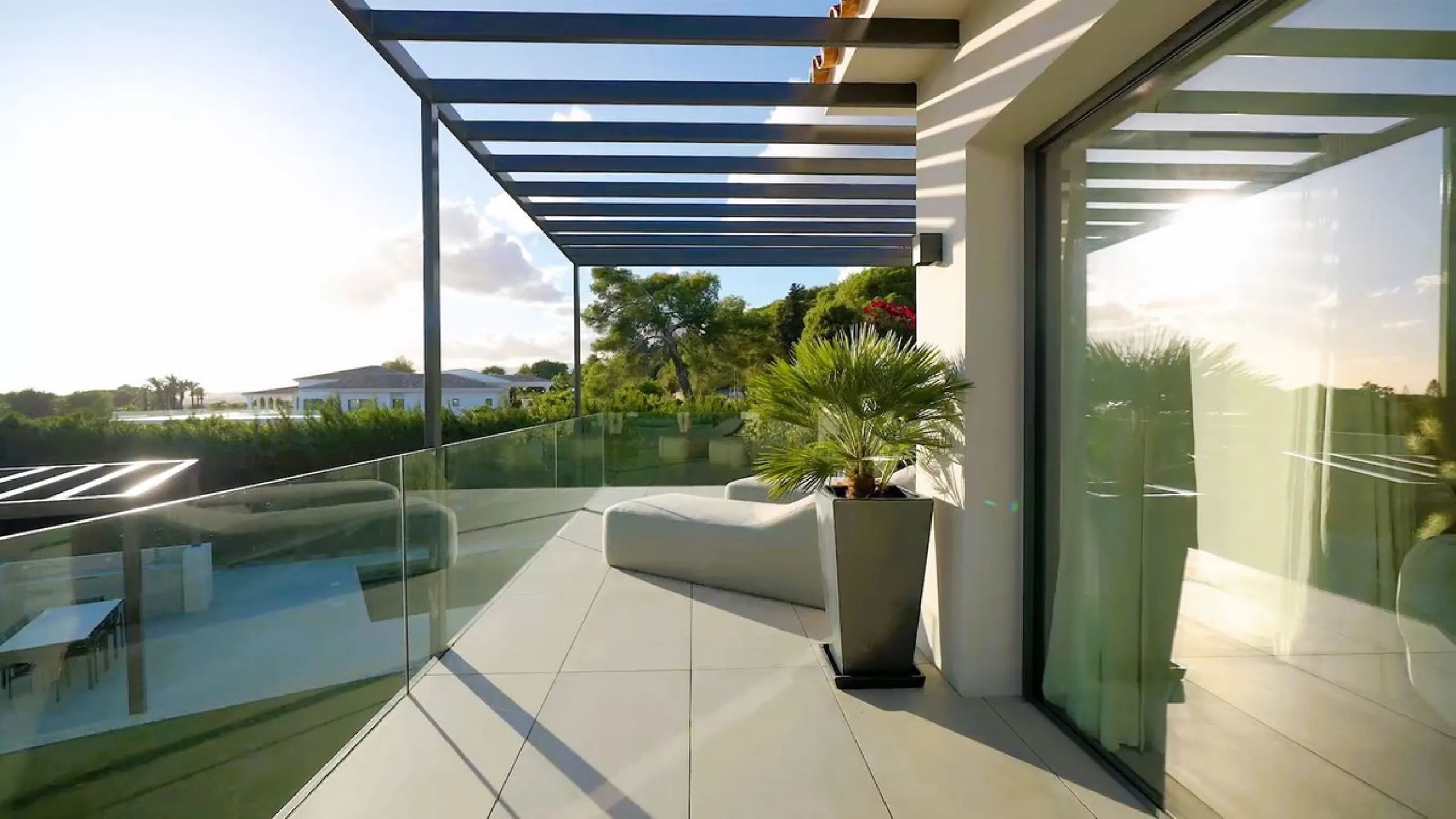 House - Detached Villa в продаже в Marbella, Málaga. В доме 5 спален и 6 ванных комнат. Площадь дома 405 м². Площадь участка 1500 м²