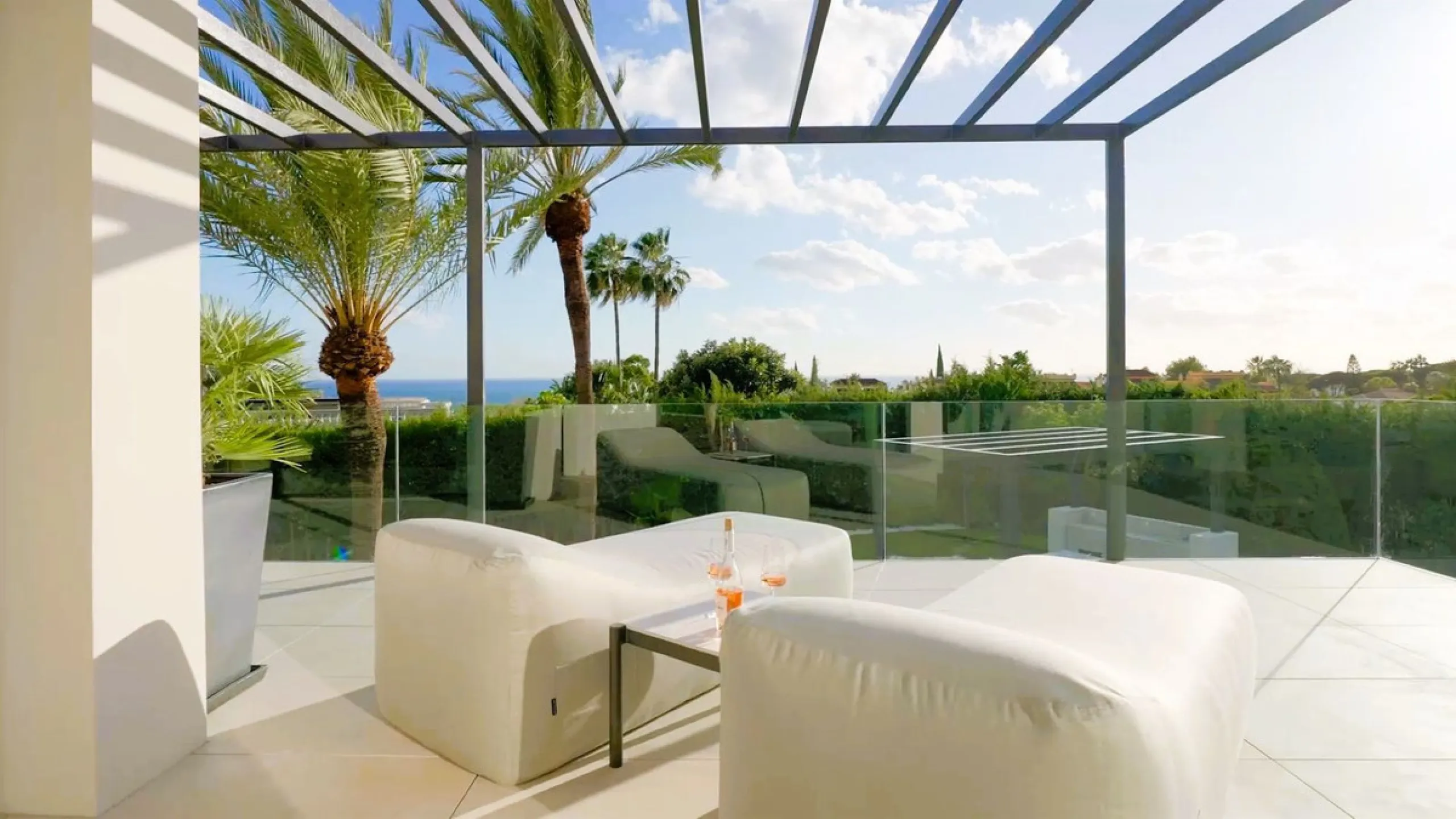 House - Detached Villa в продаже в Marbella, Málaga. В доме 5 спален и 6 ванных комнат. Площадь дома 405 м². Площадь участка 1500 м²