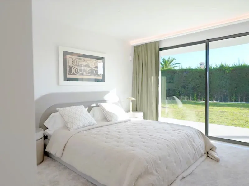 House - Detached Villa в продаже в Marbella, Málaga. В доме 5 спален и 6 ванных комнат. Площадь дома 405 м². Площадь участка 1500 м²