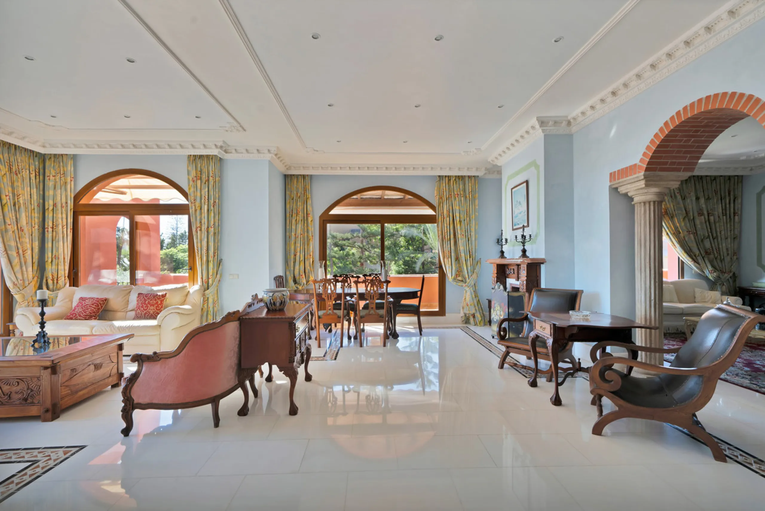 Situated beside the prestigious Guadalmina Baja, this impressive triplex penthouse is a true jewel of the Costa del Sol — perfectly blending the sophistication of Andalusian architecture, Moorish influences, and a touch of contemporary romanticism.
