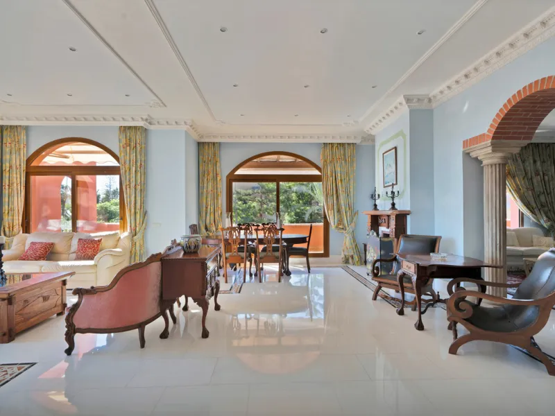 Situated beside the prestigious Guadalmina Baja, this impressive triplex penthouse is a true jewel of the Costa del Sol — perfectly blending the sophistication of Andalusian architecture, Moorish influences, and a touch of contemporary romanticism.