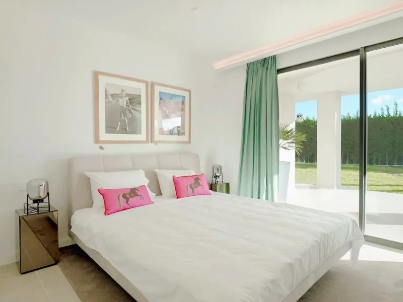 House - Detached Villa в продаже в Marbella, Málaga. В доме 5 спален и 6 ванных комнат. Площадь дома 405 м². Площадь участка 1500 м²