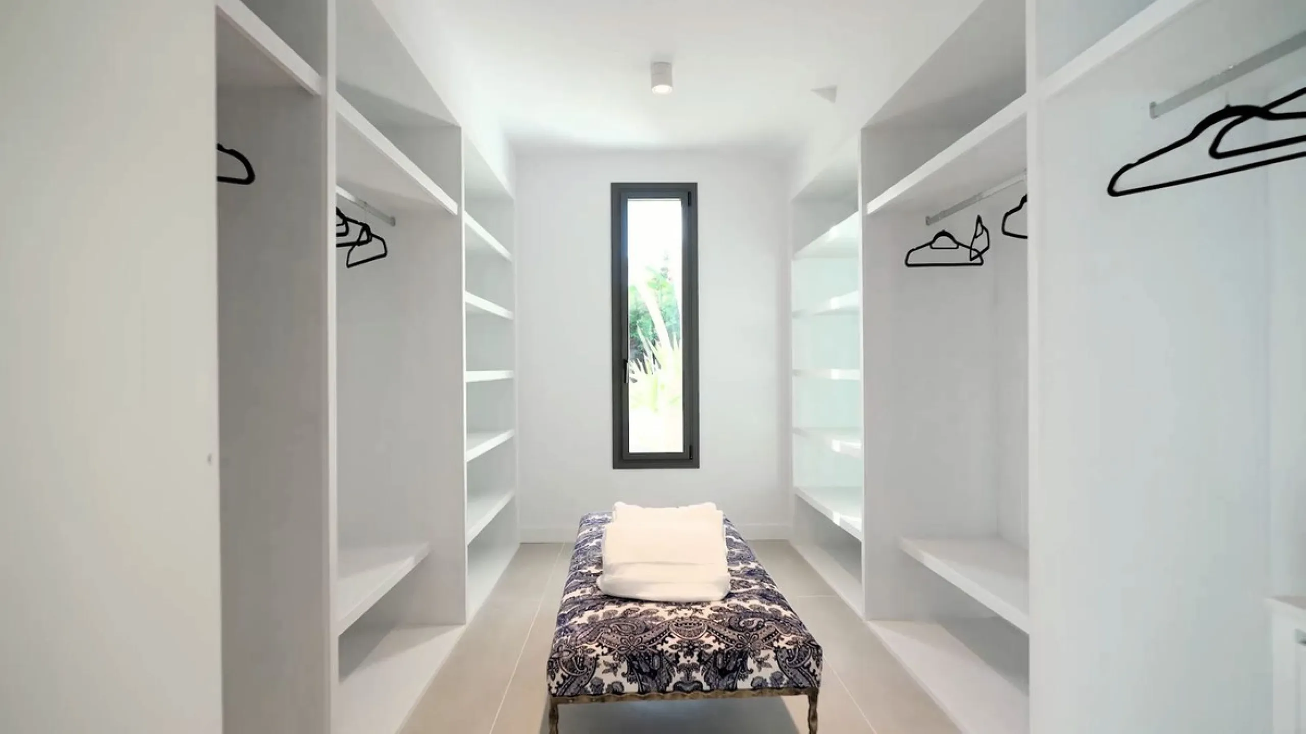 House - Detached Villa в продаже в Marbella, Málaga. В доме 5 спален и 6 ванных комнат. Площадь дома 405 м². Площадь участка 1500 м²