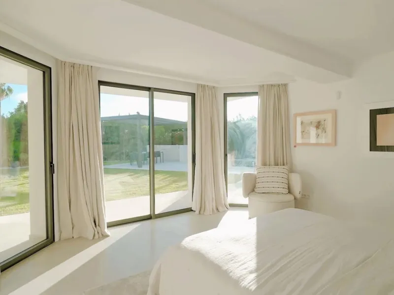 House - Detached Villa в продаже в Marbella, Málaga. В доме 5 спален и 6 ванных комнат. Площадь дома 405 м². Площадь участка 1500 м²