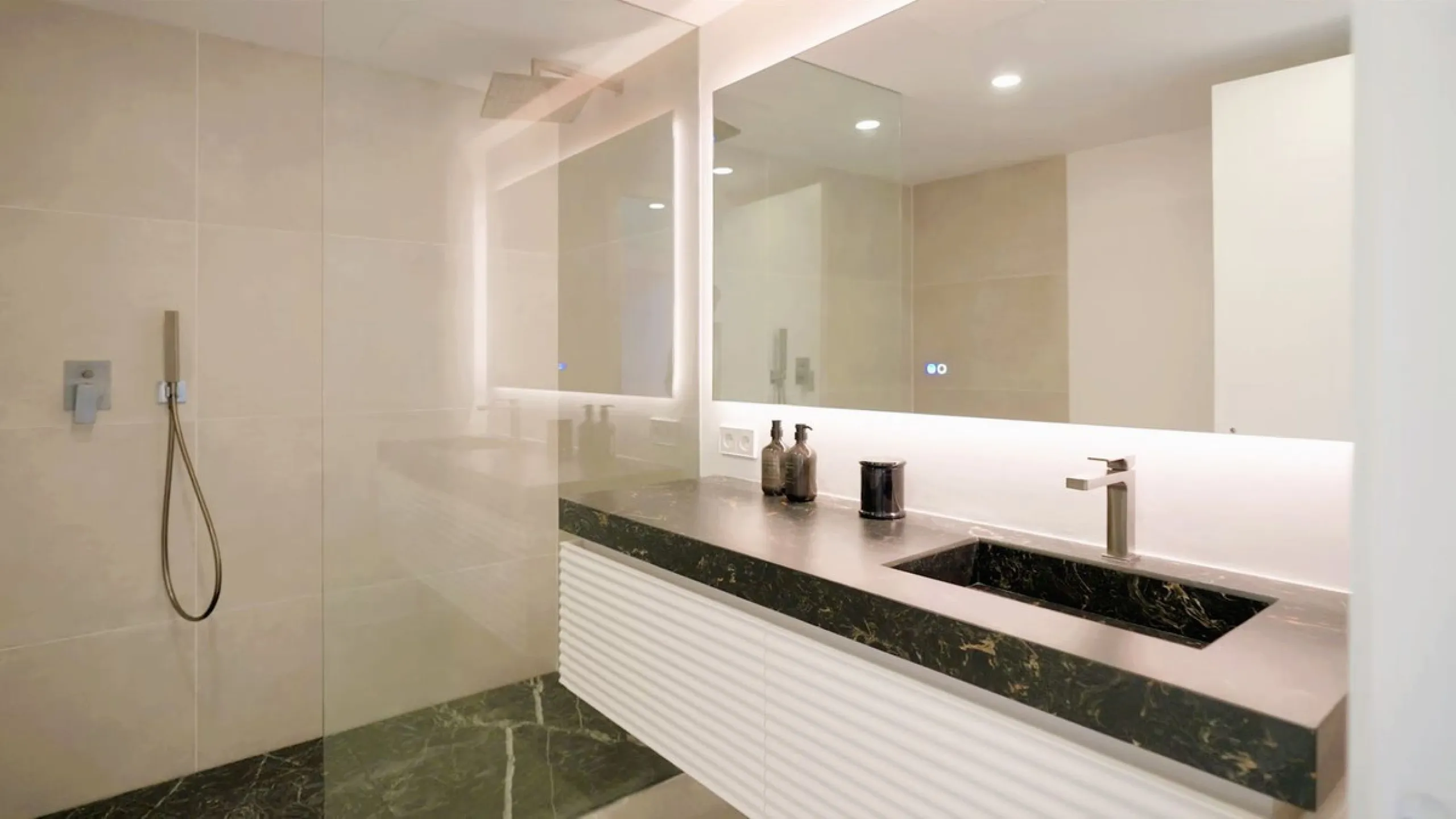 House - Detached Villa в продаже в Marbella, Málaga. В доме 5 спален и 6 ванных комнат. Площадь дома 405 м². Площадь участка 1500 м²