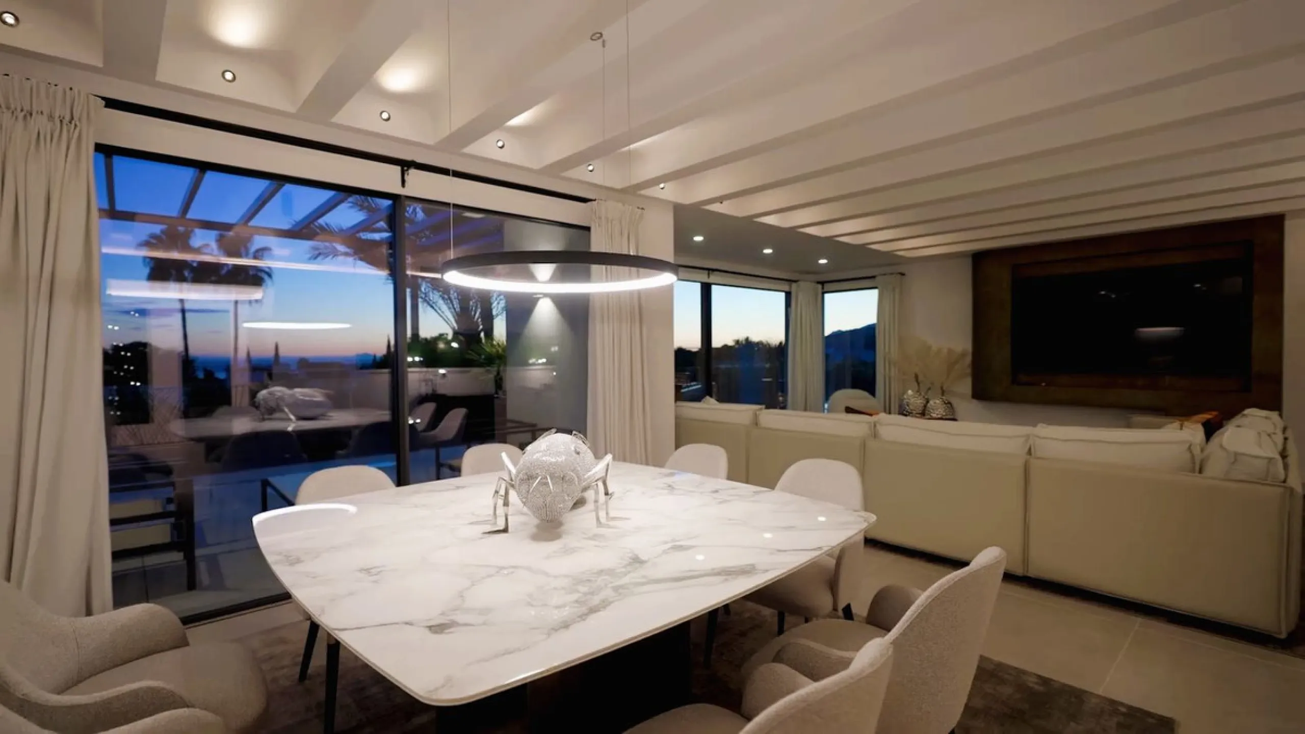 House - Detached Villa в продаже в Marbella, Málaga. В доме 5 спален и 6 ванных комнат. Площадь дома 405 м². Площадь участка 1500 м²