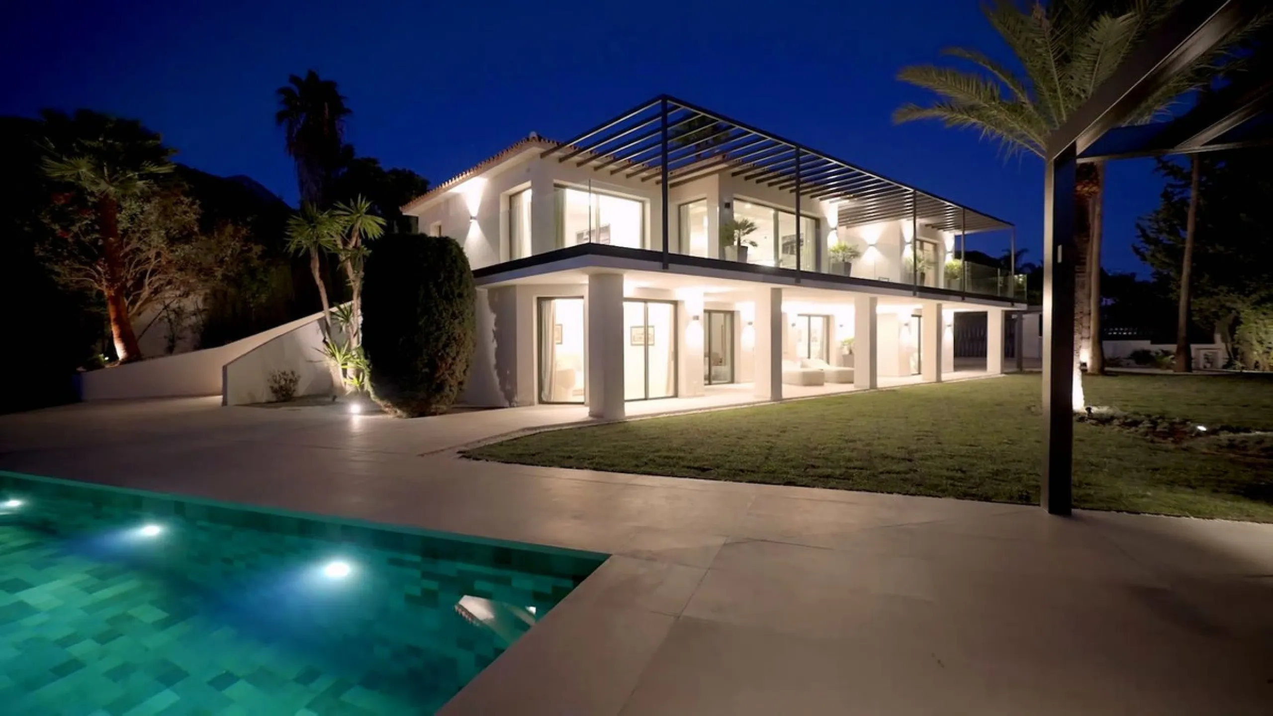 House - Detached Villa в продаже в Marbella, Málaga. В доме 5 спален и 6 ванных комнат. Площадь дома 405 м². Площадь участка 1500 м²
