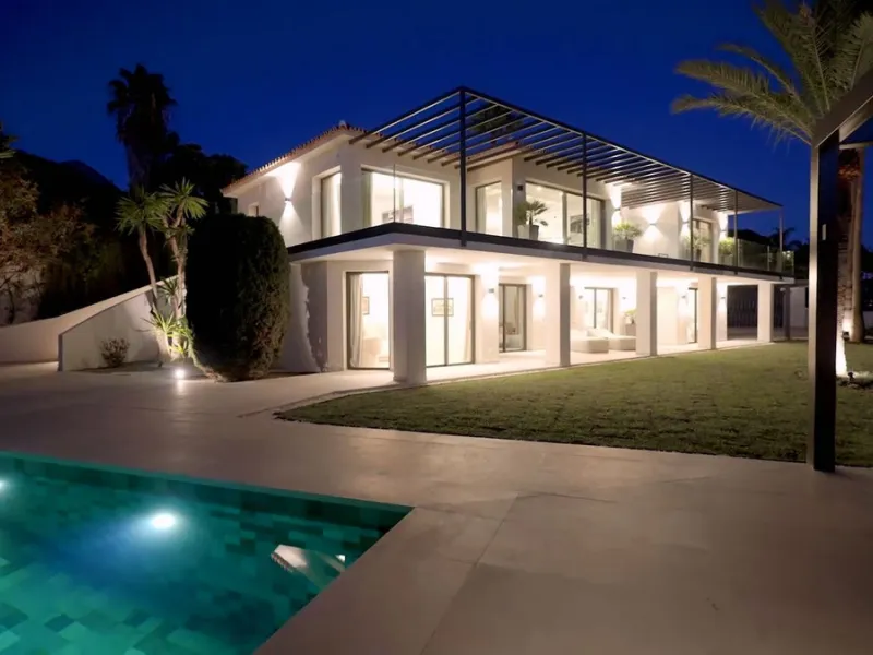 House - Detached Villa в продаже в Marbella, Málaga. В доме 5 спален и 6 ванных комнат. Площадь дома 405 м². Площадь участка 1500 м²