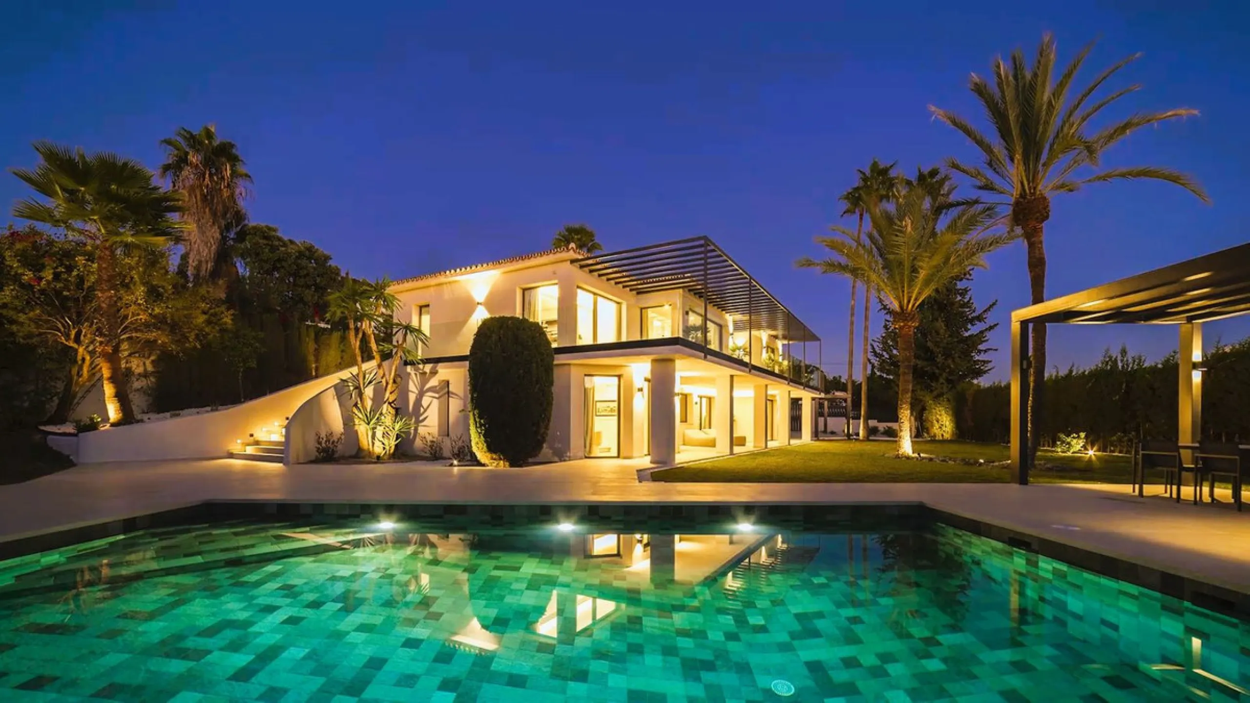 House - Detached Villa в продаже в Marbella, Málaga. В доме 5 спален и 6 ванных комнат. Площадь дома 405 м². Площадь участка 1500 м²