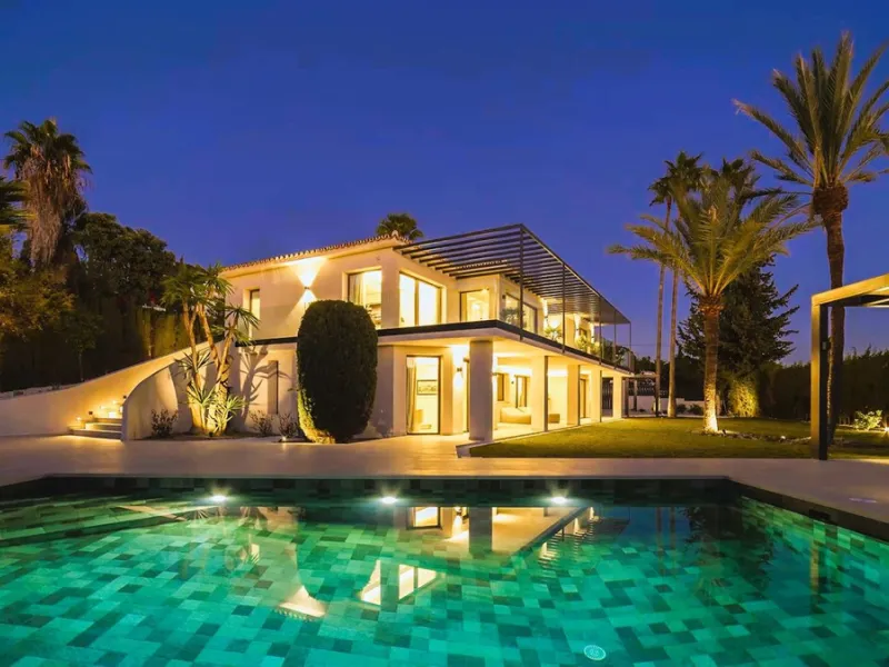 House - Detached Villa в продаже в Marbella, Málaga. В доме 5 спален и 6 ванных комнат. Площадь дома 405 м². Площадь участка 1500 м²