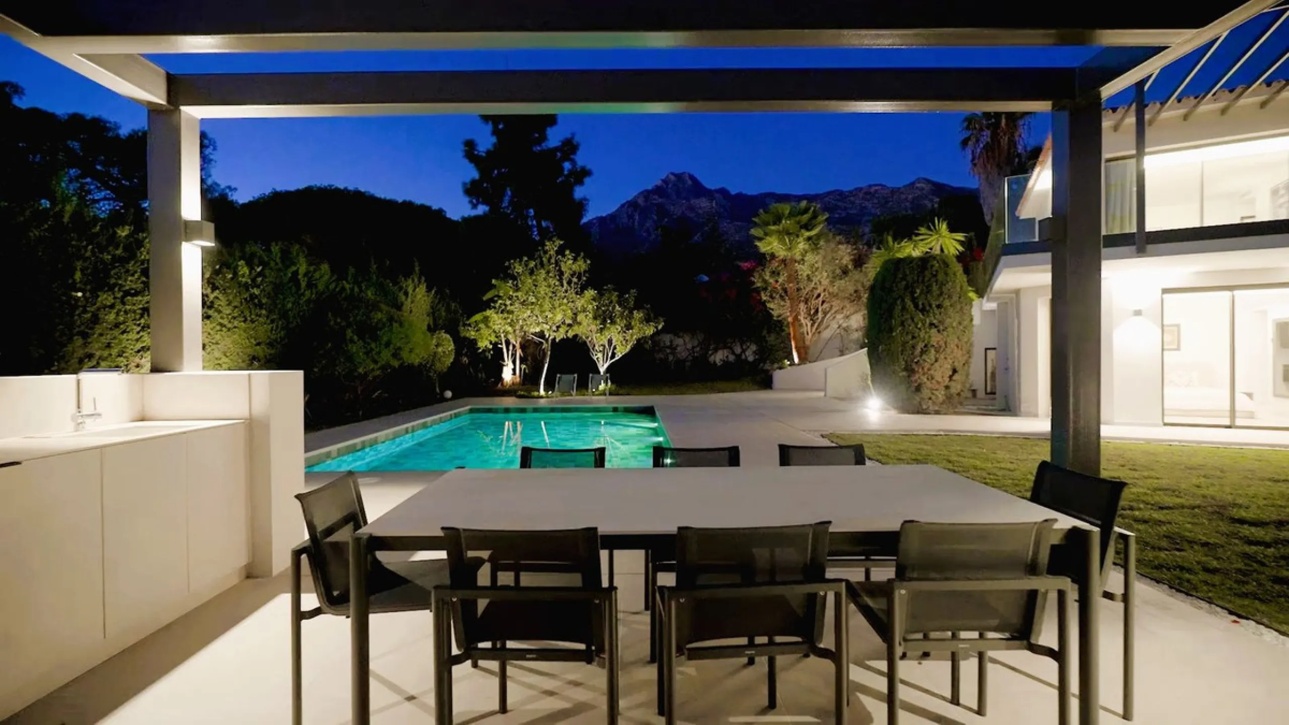 House - Detached Villa в продаже в Marbella, Málaga. В доме 5 спален и 6 ванных комнат. Площадь дома 405 м². Площадь участка 1500 м²