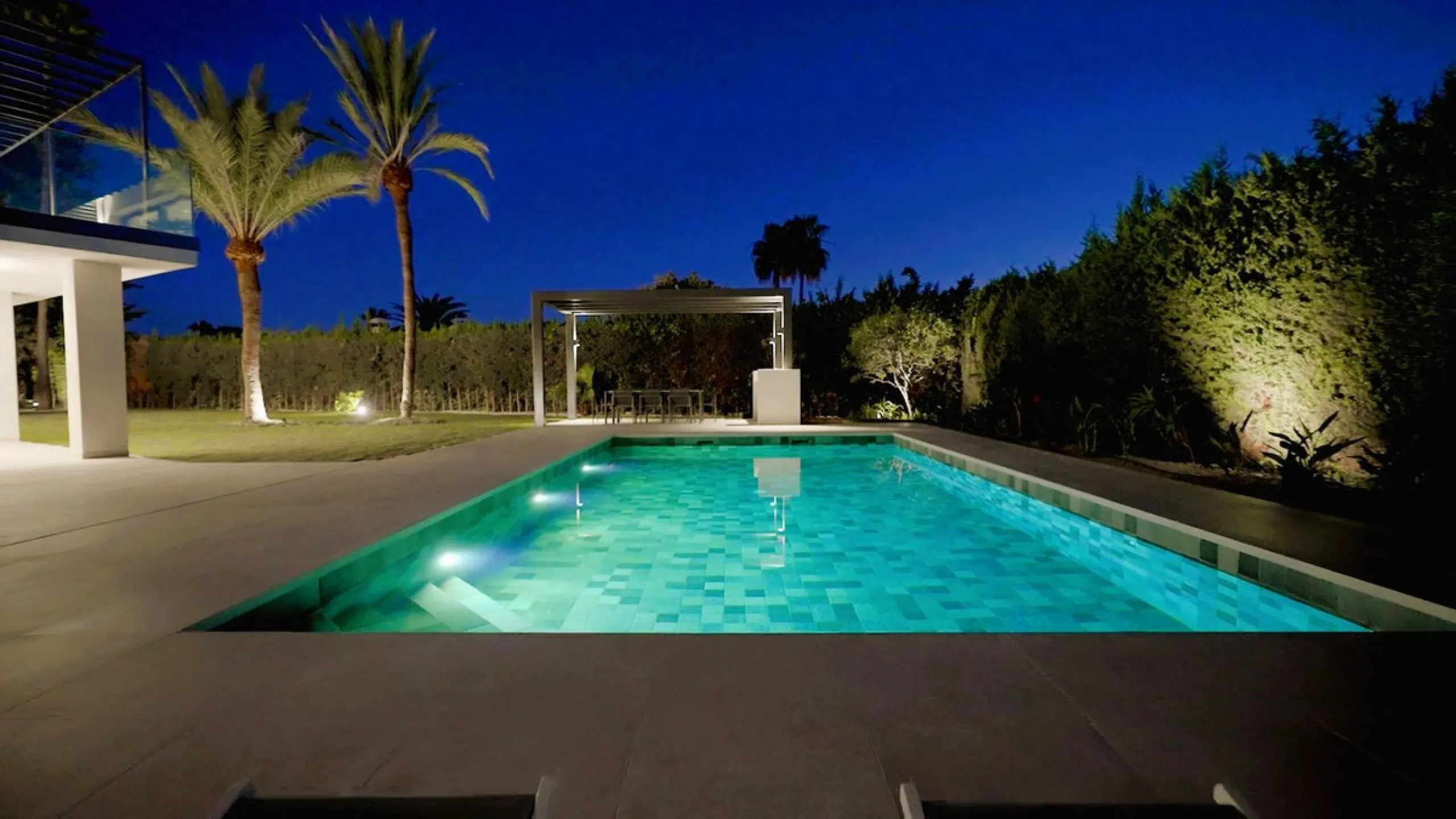 House - Detached Villa в продаже в Marbella, Málaga. В доме 5 спален и 6 ванных комнат. Площадь дома 405 м². Площадь участка 1500 м²