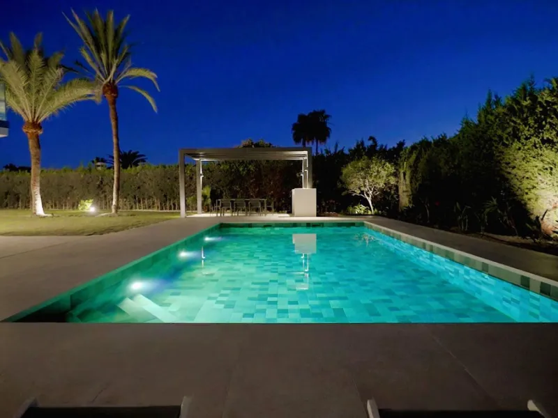 House - Detached Villa в продаже в Marbella, Málaga. В доме 5 спален и 6 ванных комнат. Площадь дома 405 м². Площадь участка 1500 м²
