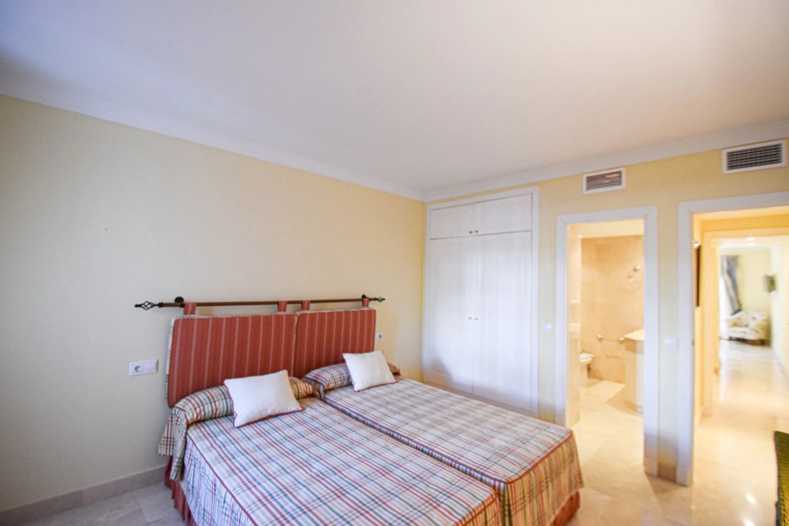 Entdecken Sie diese fantastische Wohnung an der Strandpromenade von San Pedro de Alcántara/Nueva Alcántara, einer der begehrtesten Gegenden von Marbella, nur wenige Schritte vom Meer und der Uferpromenade entfernt