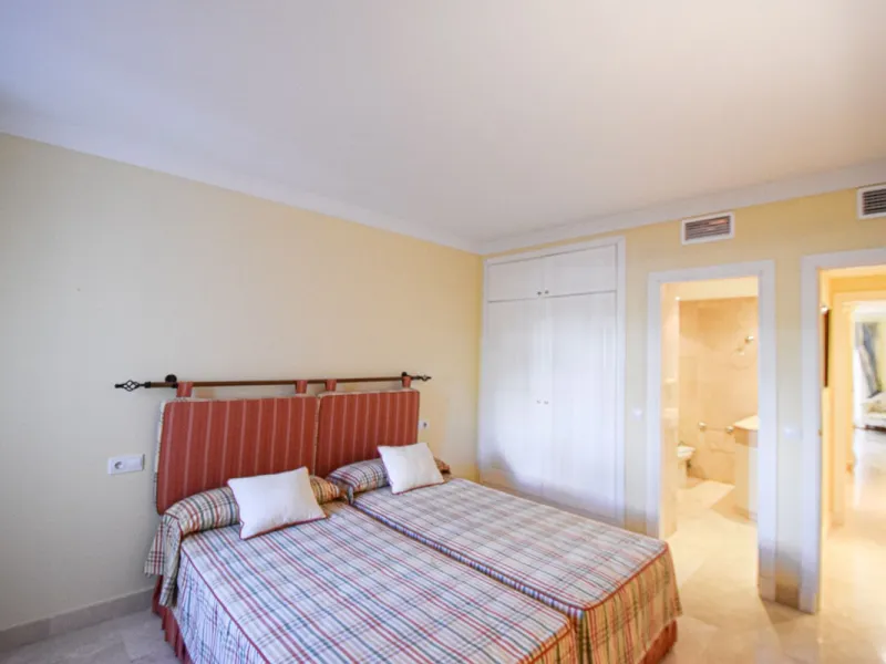 Entdecken Sie diese fantastische Wohnung an der Strandpromenade von San Pedro de Alcántara/Nueva Alcántara, einer der begehrtesten Gegenden von Marbella, nur wenige Schritte vom Meer und der Uferpromenade entfernt