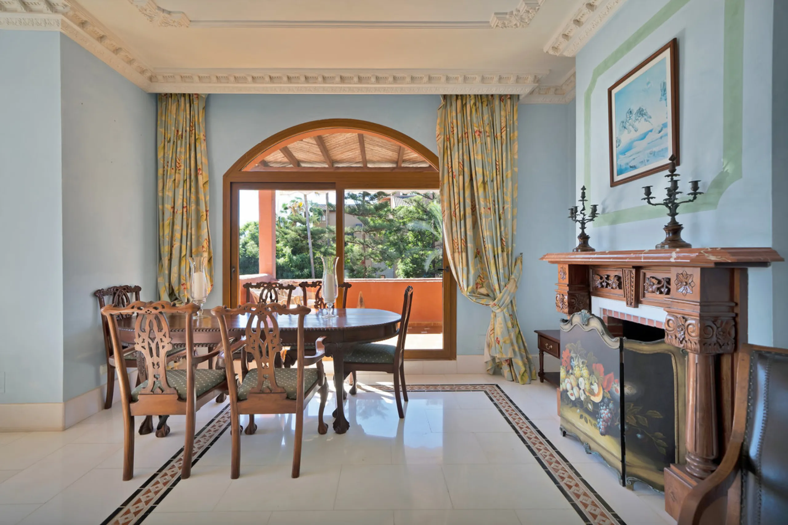 Situated beside the prestigious Guadalmina Baja, this impressive triplex penthouse is a true jewel of the Costa del Sol — perfectly blending the sophistication of Andalusian architecture, Moorish influences, and a touch of contemporary romanticism.