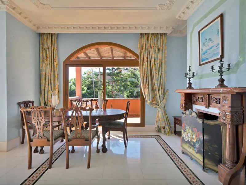 Situated beside the prestigious Guadalmina Baja, this impressive triplex penthouse is a true jewel of the Costa del Sol — perfectly blending the sophistication of Andalusian architecture, Moorish influences, and a touch of contemporary romanticism.