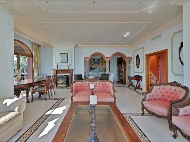 Situated beside the prestigious Guadalmina Baja, this impressive triplex penthouse is a true jewel of the Costa del Sol — perfectly blending the sophistication of Andalusian architecture, Moorish influences, and a touch of contemporary romanticism.