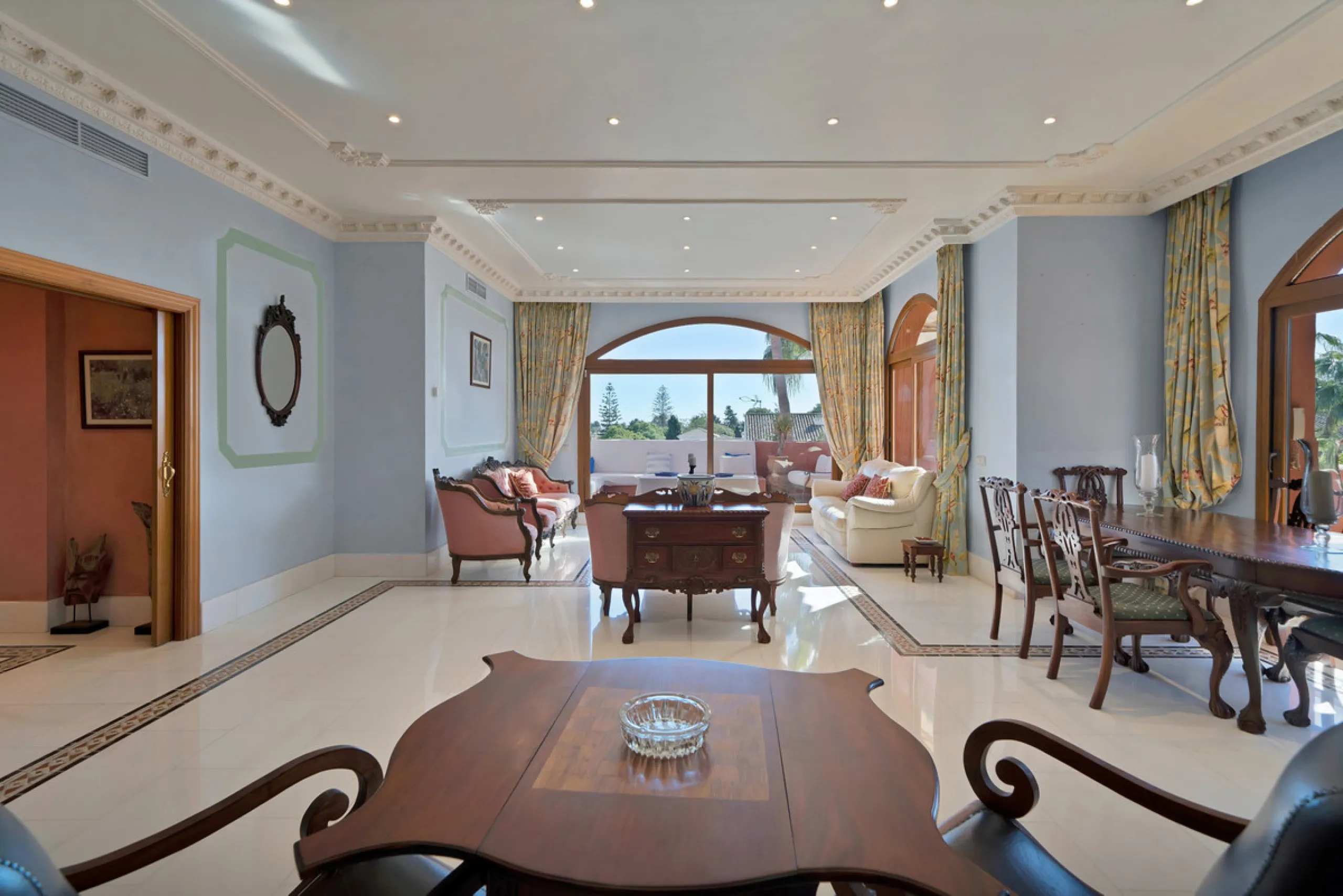 Situated beside the prestigious Guadalmina Baja, this impressive triplex penthouse is a true jewel of the Costa del Sol — perfectly blending the sophistication of Andalusian architecture, Moorish influences, and a touch of contemporary romanticism.