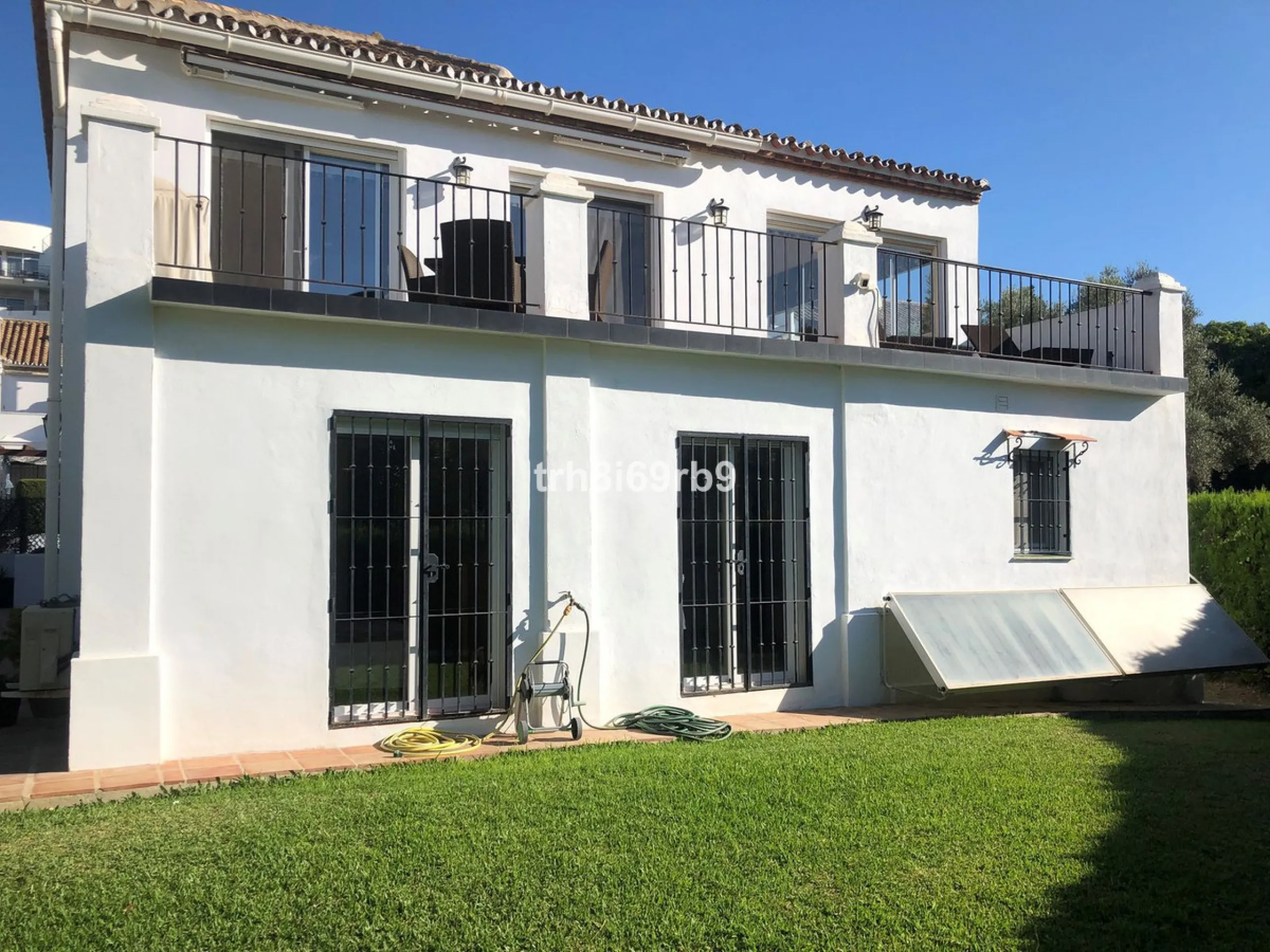 A lovely, spacious 3 bed, 3 bath detached villa, located in the very popular beach side community of Dos Hermanas. Dos Hermanas is very conveniently located on the beach side of the A7, on the New Golden Mile between Estepona and San Pedro and has perhaps