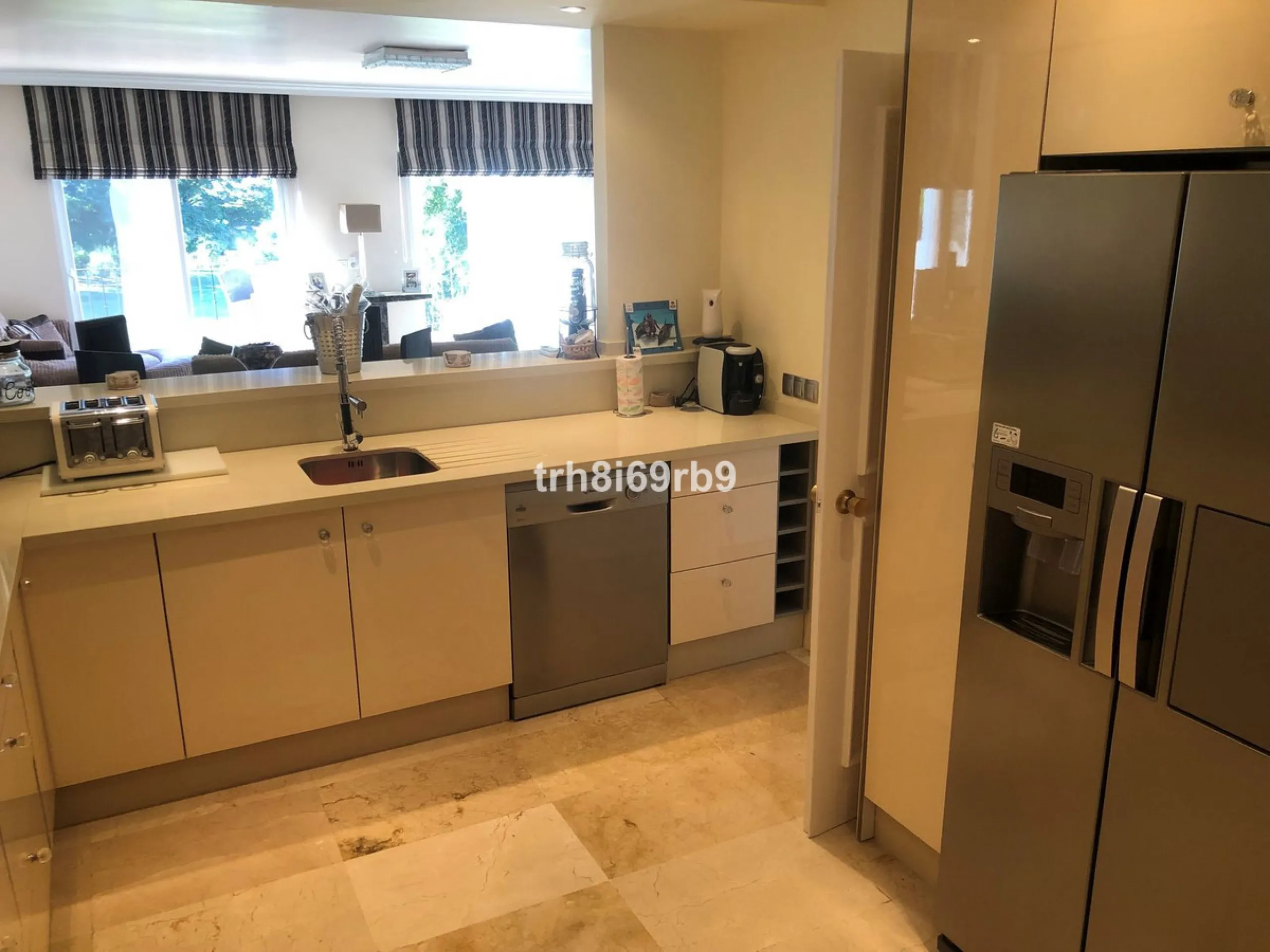 A lovely, spacious 3 bed, 3 bath detached villa, located in the very popular beach side community of Dos Hermanas. Dos Hermanas is very conveniently located on the beach side of the A7, on the New Golden Mile between Estepona and San Pedro and has perhaps