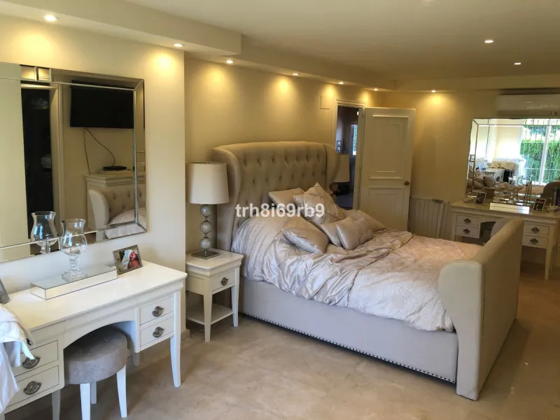A lovely, spacious 3 bed, 3 bath detached villa, located in the very popular beach side community of Dos Hermanas. Dos Hermanas is very conveniently located on the beach side of the A7, on the New Golden Mile between Estepona and San Pedro and has perhaps