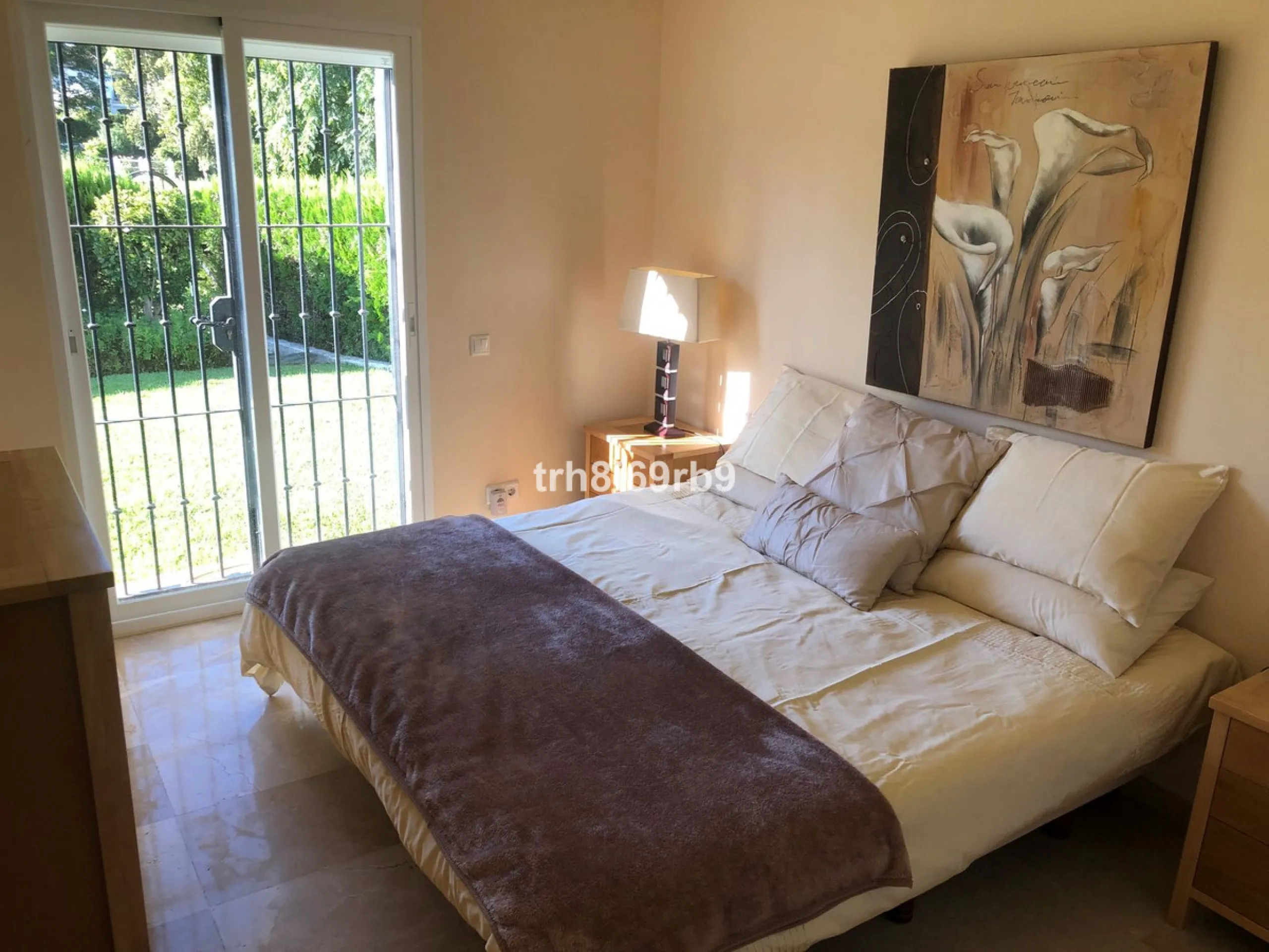 A lovely, spacious 3 bed, 3 bath detached villa, located in the very popular beach side community of Dos Hermanas. Dos Hermanas is very conveniently located on the beach side of the A7, on the New Golden Mile between Estepona and San Pedro and has perhaps