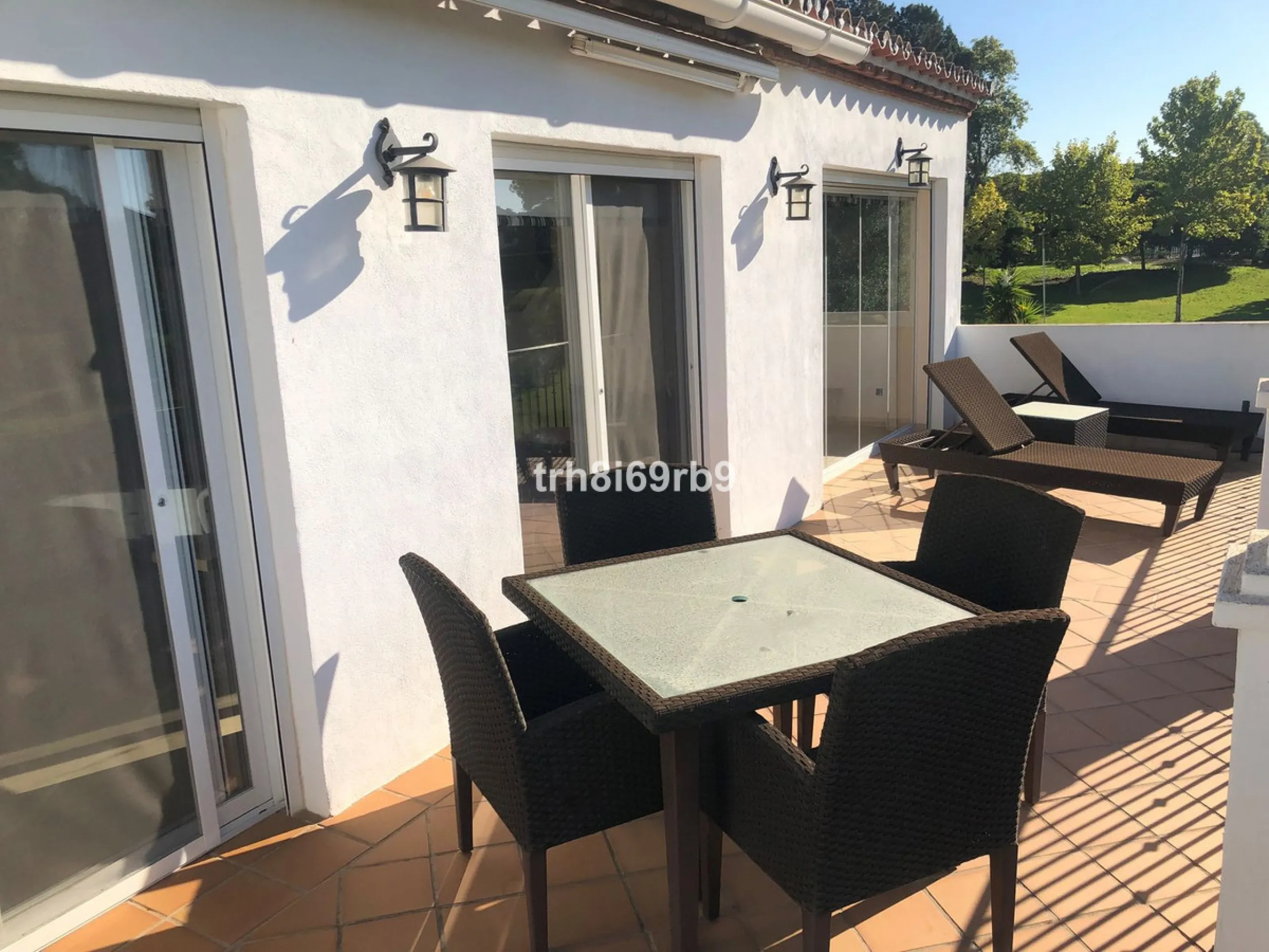 A lovely, spacious 3 bed, 3 bath detached villa, located in the very popular beach side community of Dos Hermanas. Dos Hermanas is very conveniently located on the beach side of the A7, on the New Golden Mile between Estepona and San Pedro and has perhaps