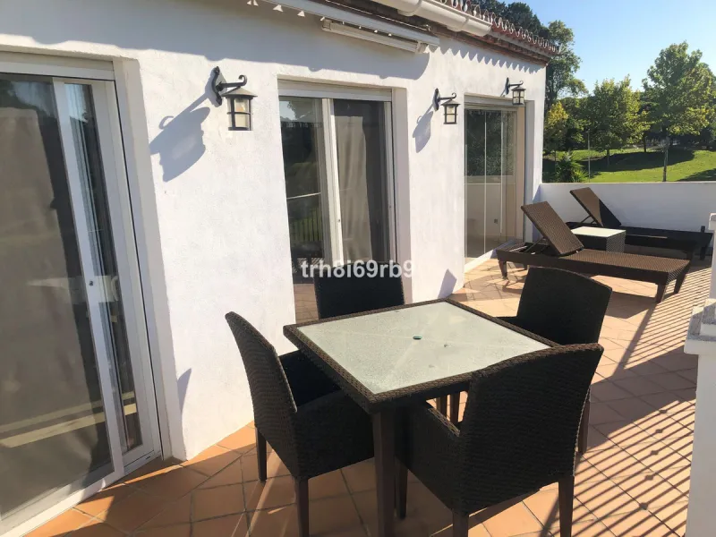 A lovely, spacious 3 bed, 3 bath detached villa, located in the very popular beach side community of Dos Hermanas. Dos Hermanas is very conveniently located on the beach side of the A7, on the New Golden Mile between Estepona and San Pedro and has perhaps