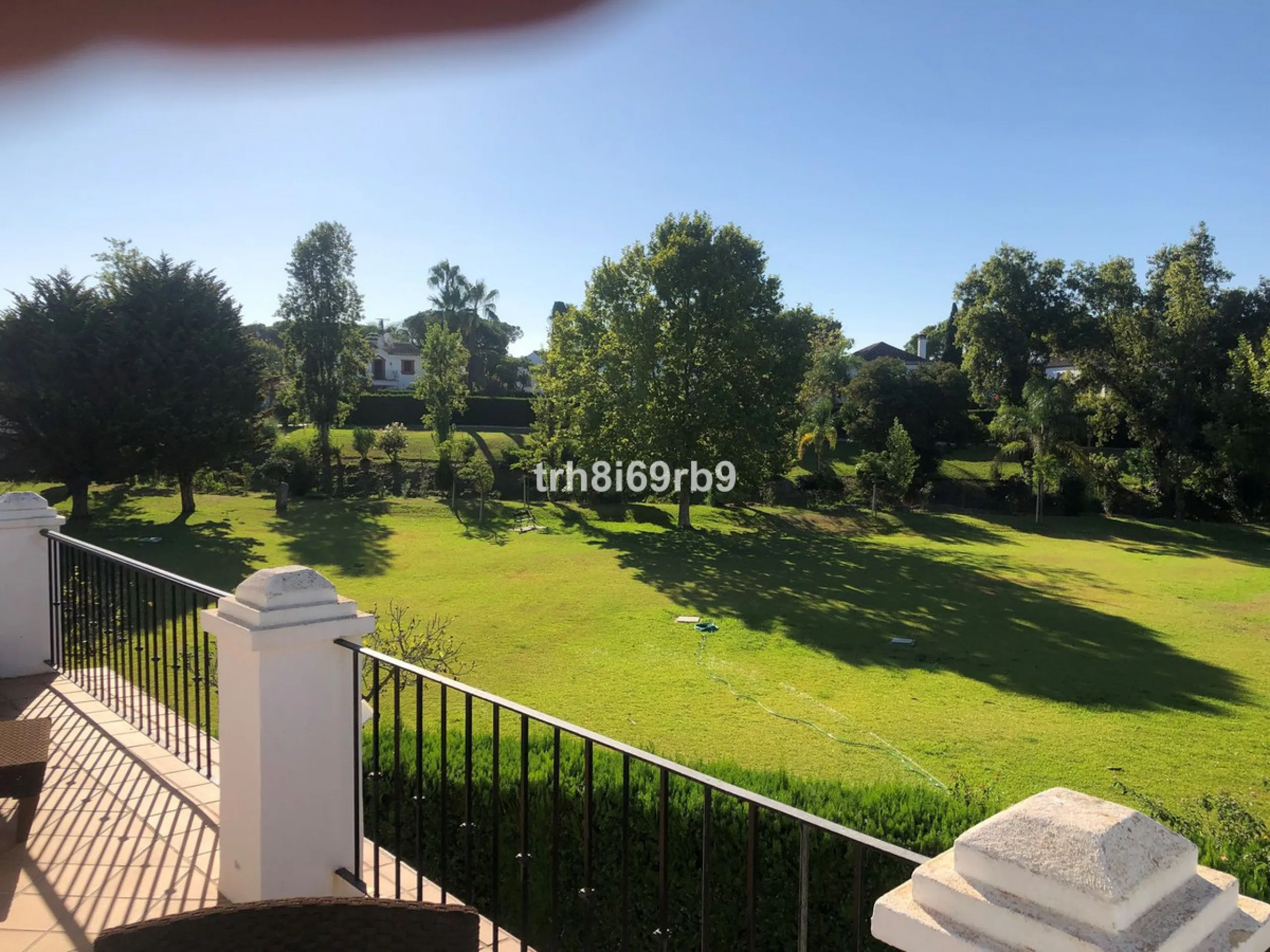 A lovely, spacious 3 bed, 3 bath detached villa, located in the very popular beach side community of Dos Hermanas. Dos Hermanas is very conveniently located on the beach side of the A7, on the New Golden Mile between Estepona and San Pedro and has perhaps