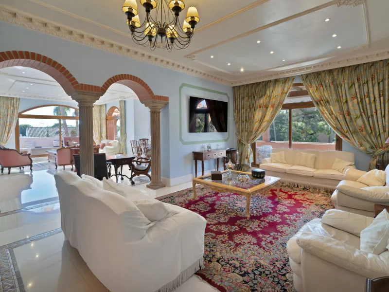 Situated beside the prestigious Guadalmina Baja, this impressive triplex penthouse is a true jewel of the Costa del Sol — perfectly blending the sophistication of Andalusian architecture, Moorish influences, and a touch of contemporary romanticism.