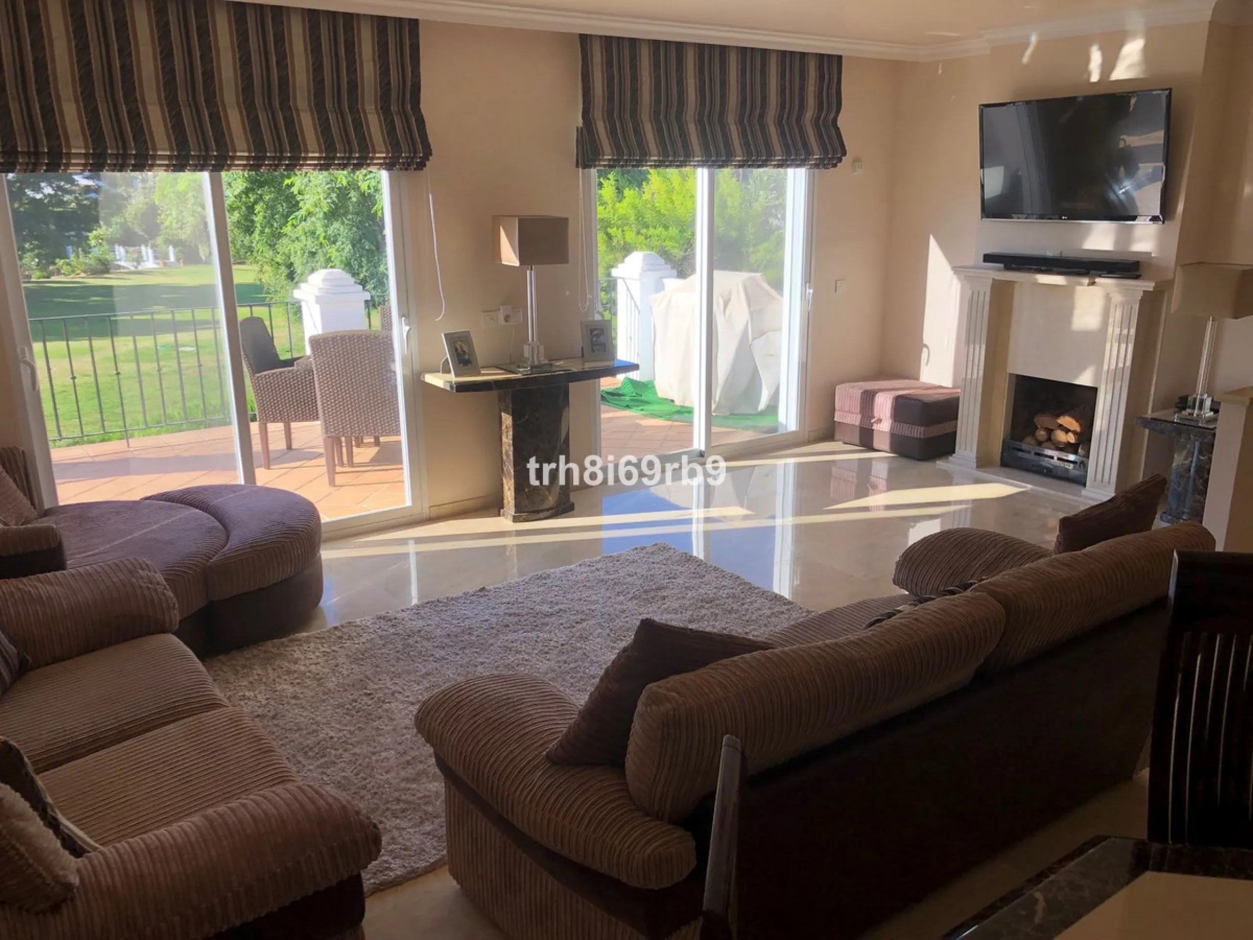 A lovely, spacious 3 bed, 3 bath detached villa, located in the very popular beach side community of Dos Hermanas. Dos Hermanas is very conveniently located on the beach side of the A7, on the New Golden Mile between Estepona and San Pedro and has perhaps