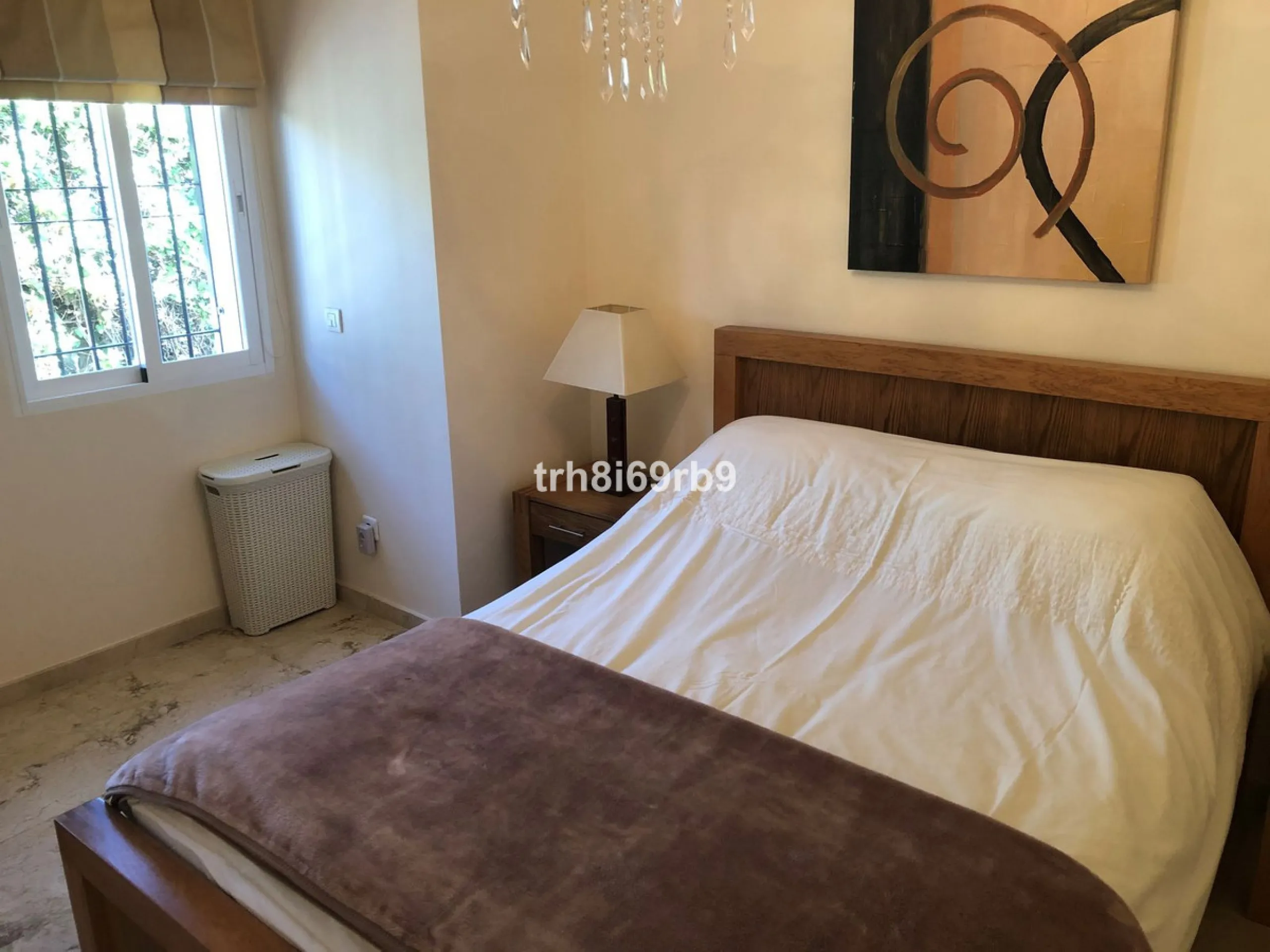 A lovely, spacious 3 bed, 3 bath detached villa, located in the very popular beach side community of Dos Hermanas. Dos Hermanas is very conveniently located on the beach side of the A7, on the New Golden Mile between Estepona and San Pedro and has perhaps