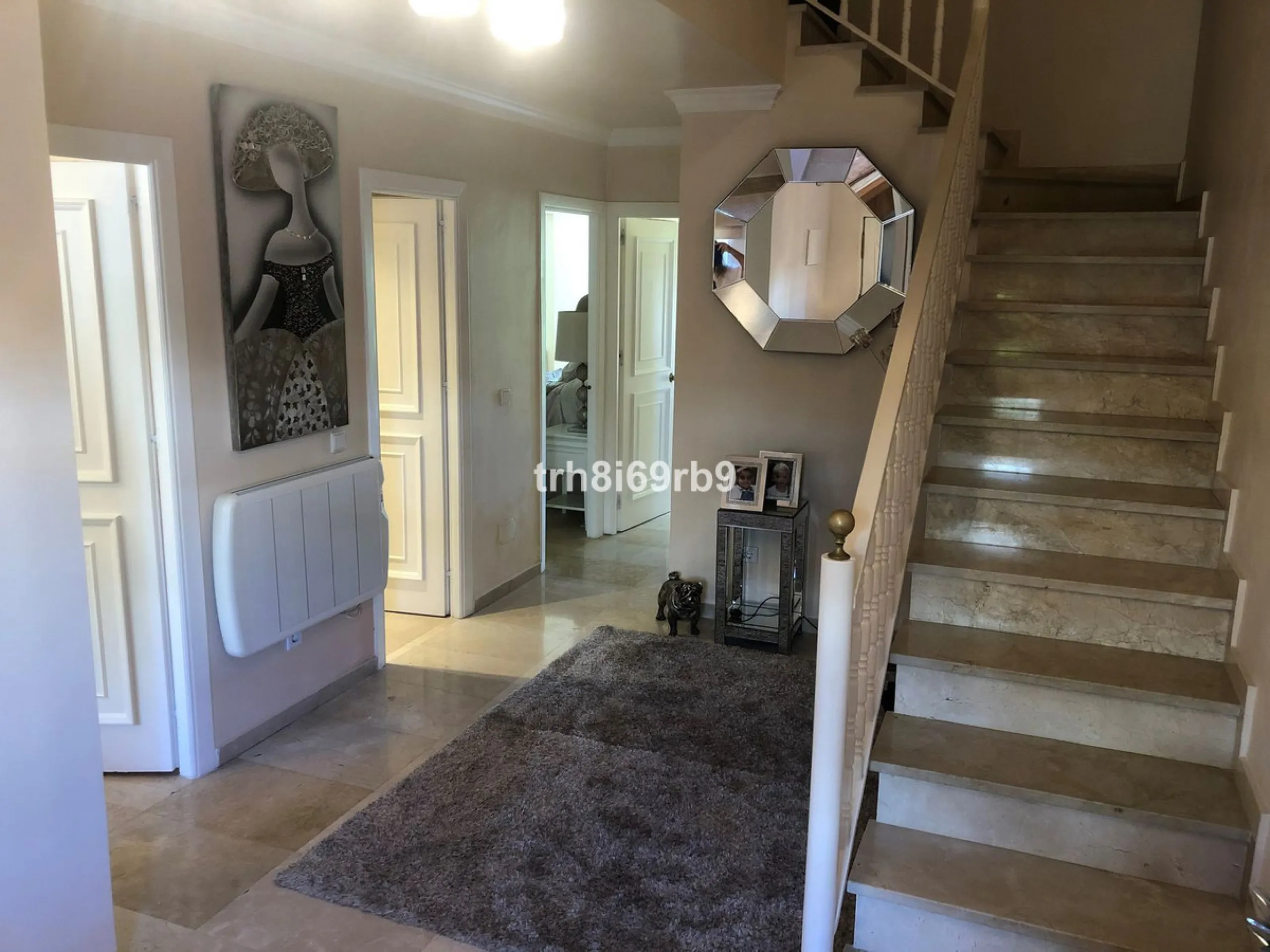 A lovely, spacious 3 bed, 3 bath detached villa, located in the very popular beach side community of Dos Hermanas. Dos Hermanas is very conveniently located on the beach side of the A7, on the New Golden Mile between Estepona and San Pedro and has perhaps