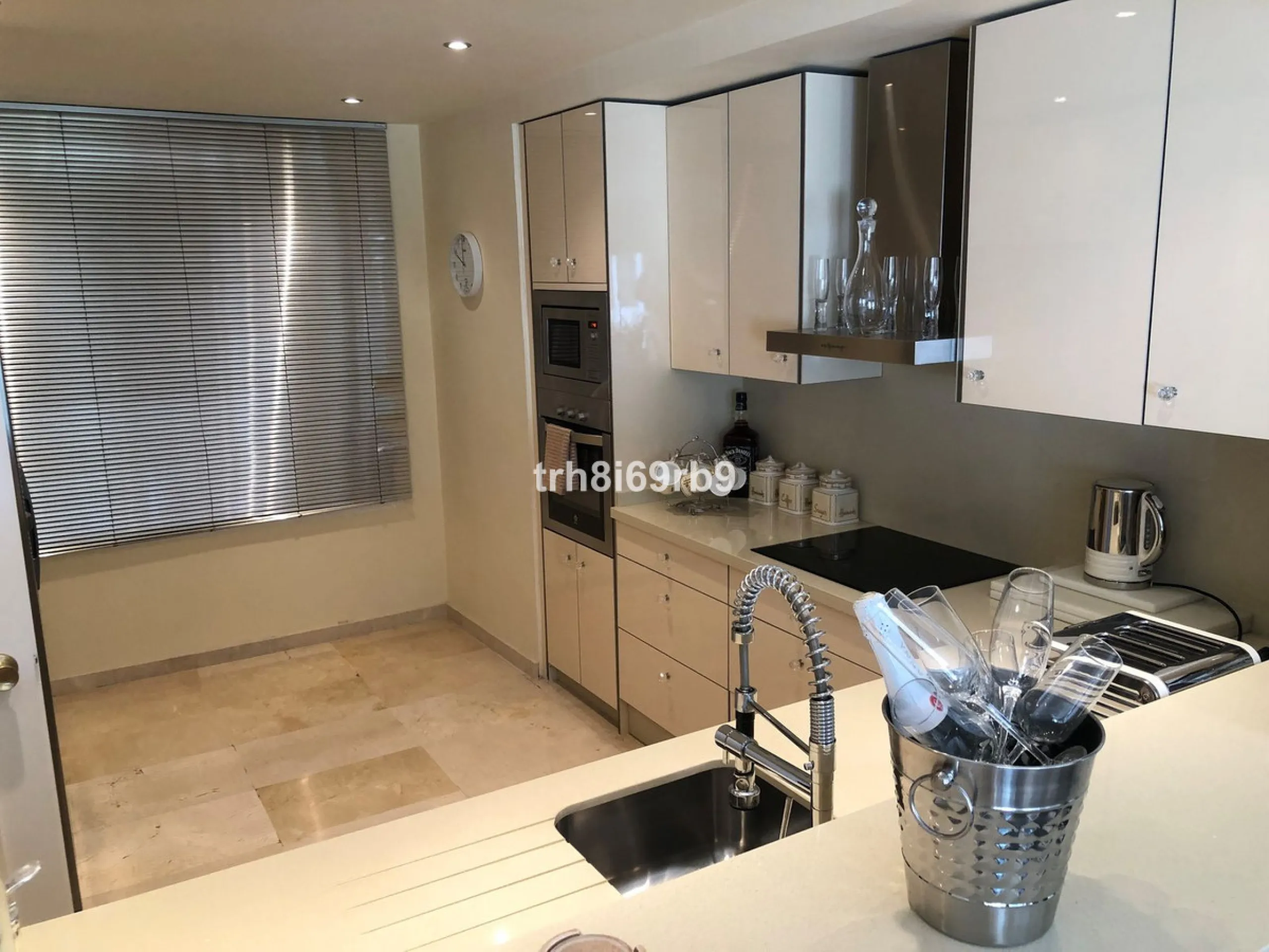 A lovely, spacious 3 bed, 3 bath detached villa, located in the very popular beach side community of Dos Hermanas. Dos Hermanas is very conveniently located on the beach side of the A7, on the New Golden Mile between Estepona and San Pedro and has perhaps
