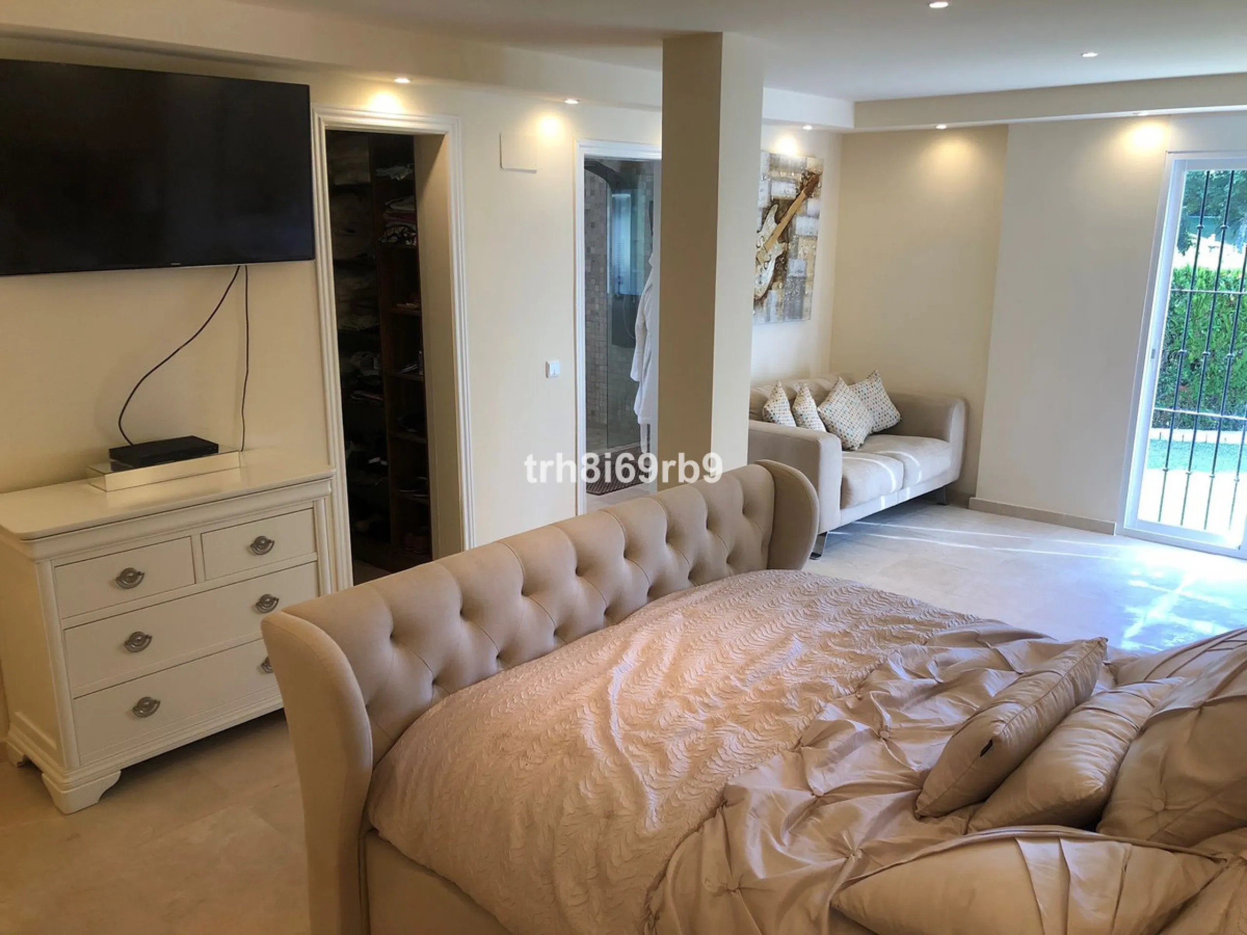 A lovely, spacious 3 bed, 3 bath detached villa, located in the very popular beach side community of Dos Hermanas. Dos Hermanas is very conveniently located on the beach side of the A7, on the New Golden Mile between Estepona and San Pedro and has perhaps