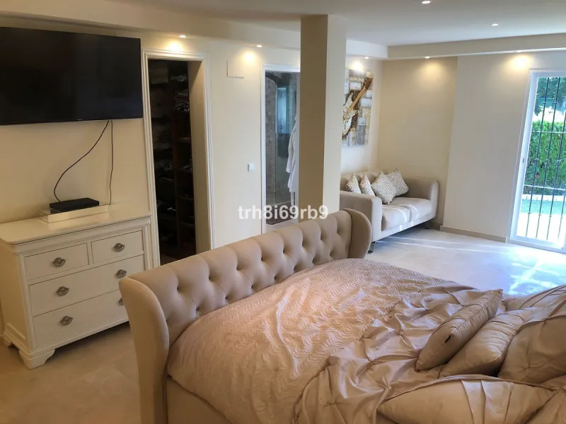 A lovely, spacious 3 bed, 3 bath detached villa, located in the very popular beach side community of Dos Hermanas. Dos Hermanas is very conveniently located on the beach side of the A7, on the New Golden Mile between Estepona and San Pedro and has perhaps