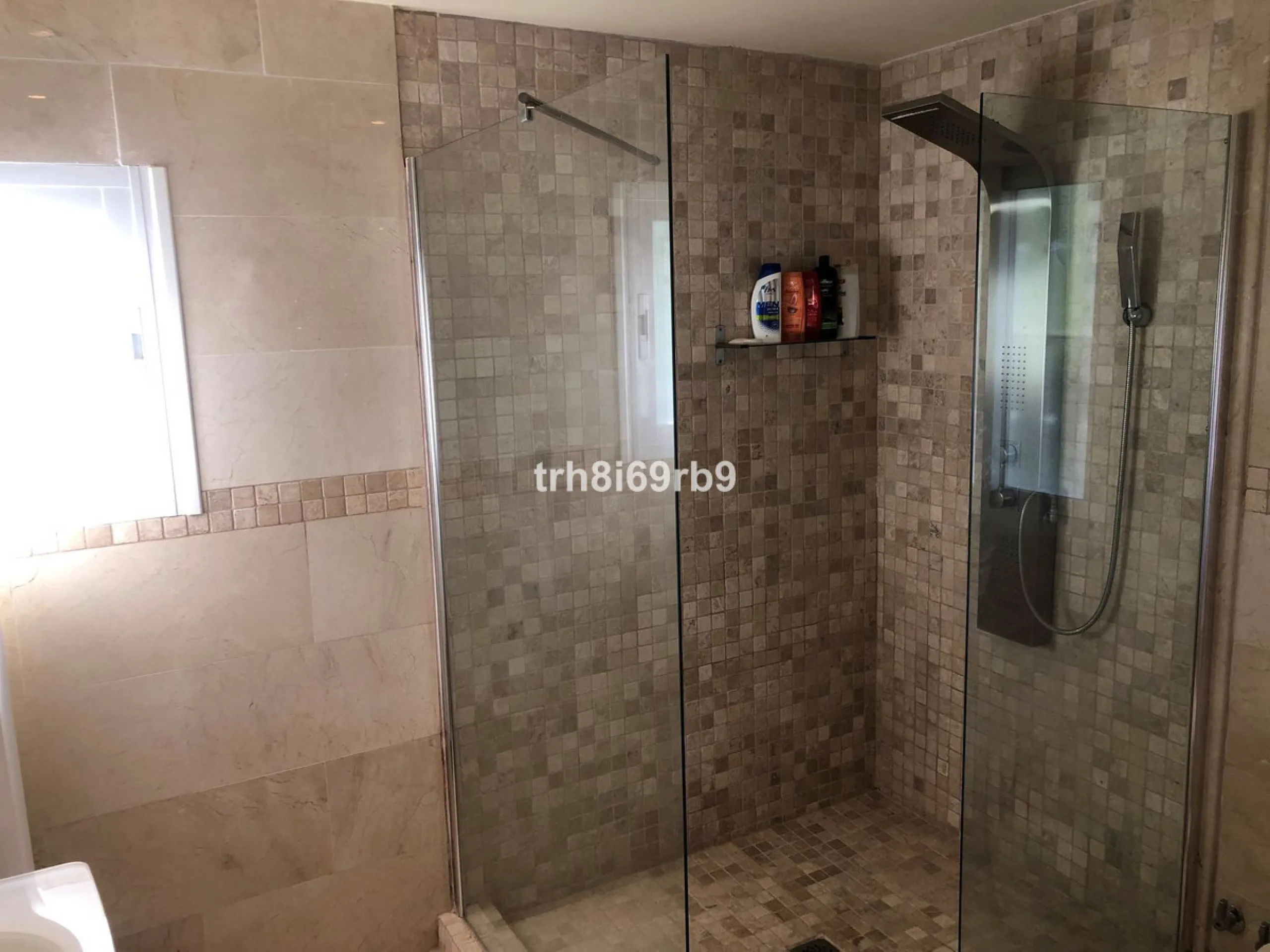 A lovely, spacious 3 bed, 3 bath detached villa, located in the very popular beach side community of Dos Hermanas. Dos Hermanas is very conveniently located on the beach side of the A7, on the New Golden Mile between Estepona and San Pedro and has perhaps