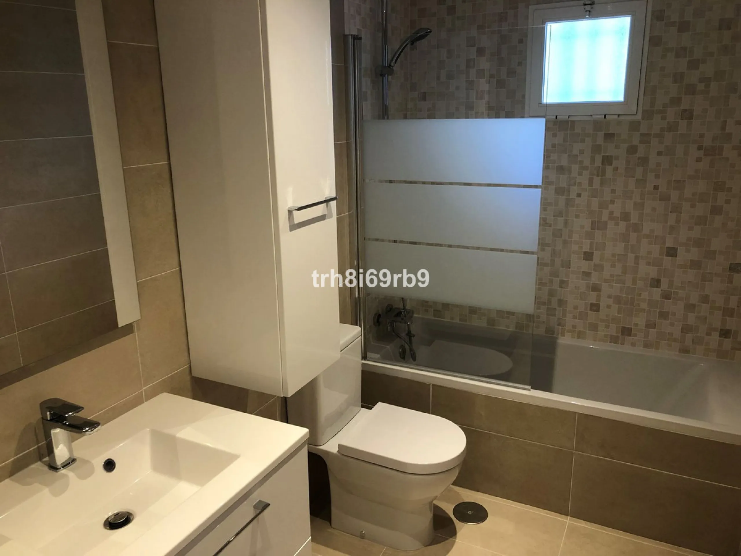 A lovely, spacious 3 bed, 3 bath detached villa, located in the very popular beach side community of Dos Hermanas. Dos Hermanas is very conveniently located on the beach side of the A7, on the New Golden Mile between Estepona and San Pedro and has perhaps