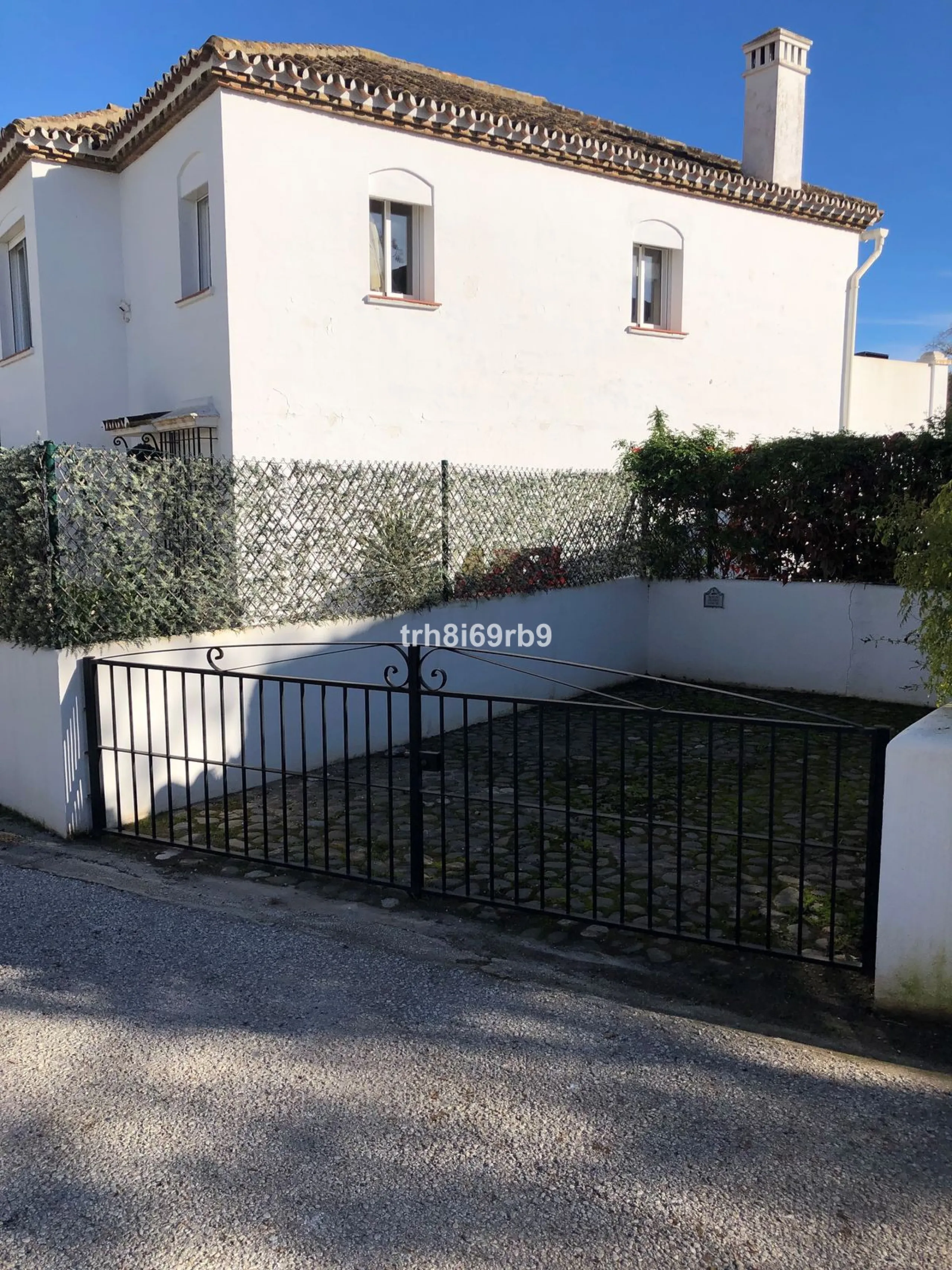 A lovely, spacious 3 bed, 3 bath detached villa, located in the very popular beach side community of Dos Hermanas. Dos Hermanas is very conveniently located on the beach side of the A7, on the New Golden Mile between Estepona and San Pedro and has perhaps