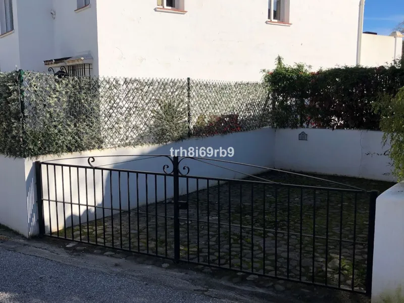 A lovely, spacious 3 bed, 3 bath detached villa, located in the very popular beach side community of Dos Hermanas. Dos Hermanas is very conveniently located on the beach side of the A7, on the New Golden Mile between Estepona and San Pedro and has perhaps