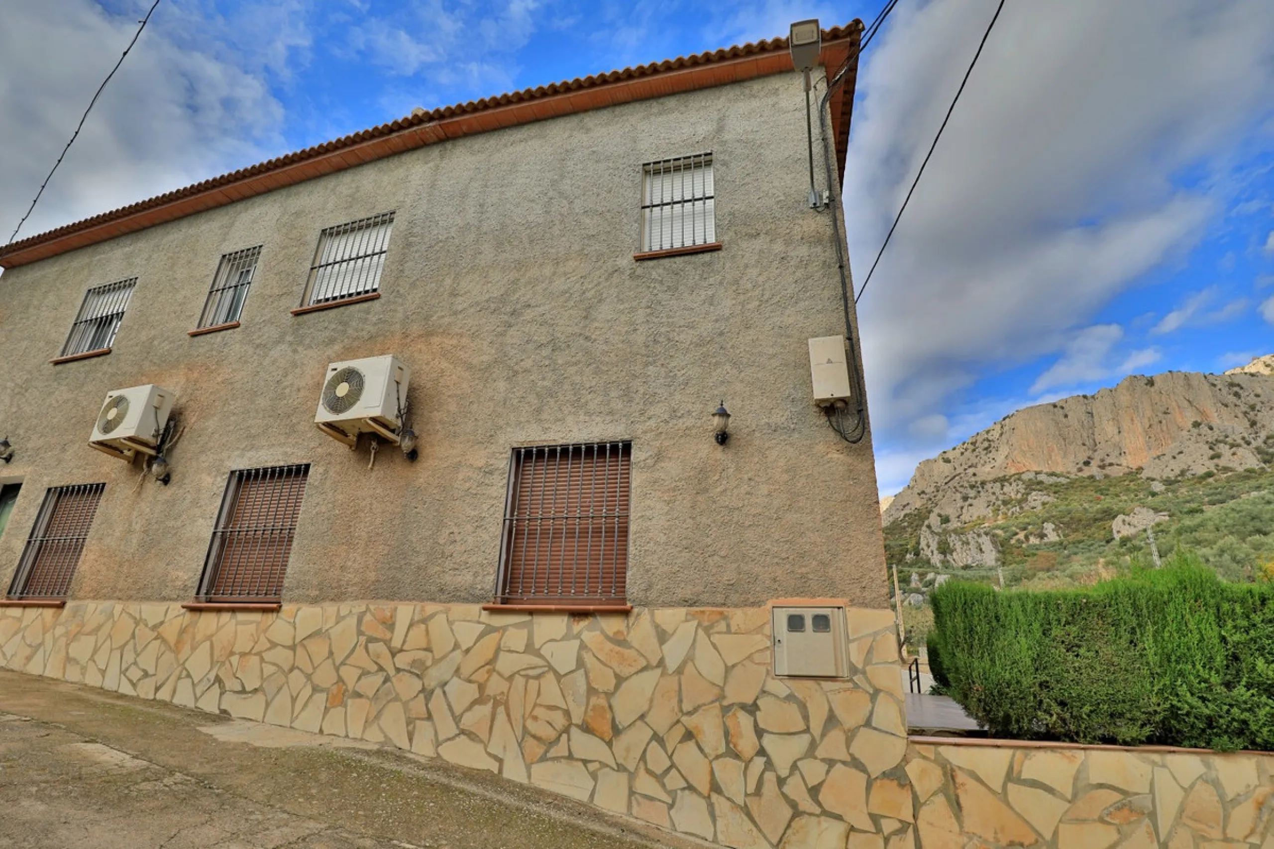 Attention entrepreneurs! Have you always dreamed of owning your own bar or opening a B&B in southern Spain? Here is the opportunity of a lifetime.   We offer you this bar with adjoining detached house that will be sold as 1 unit.   The bar is fully equipp